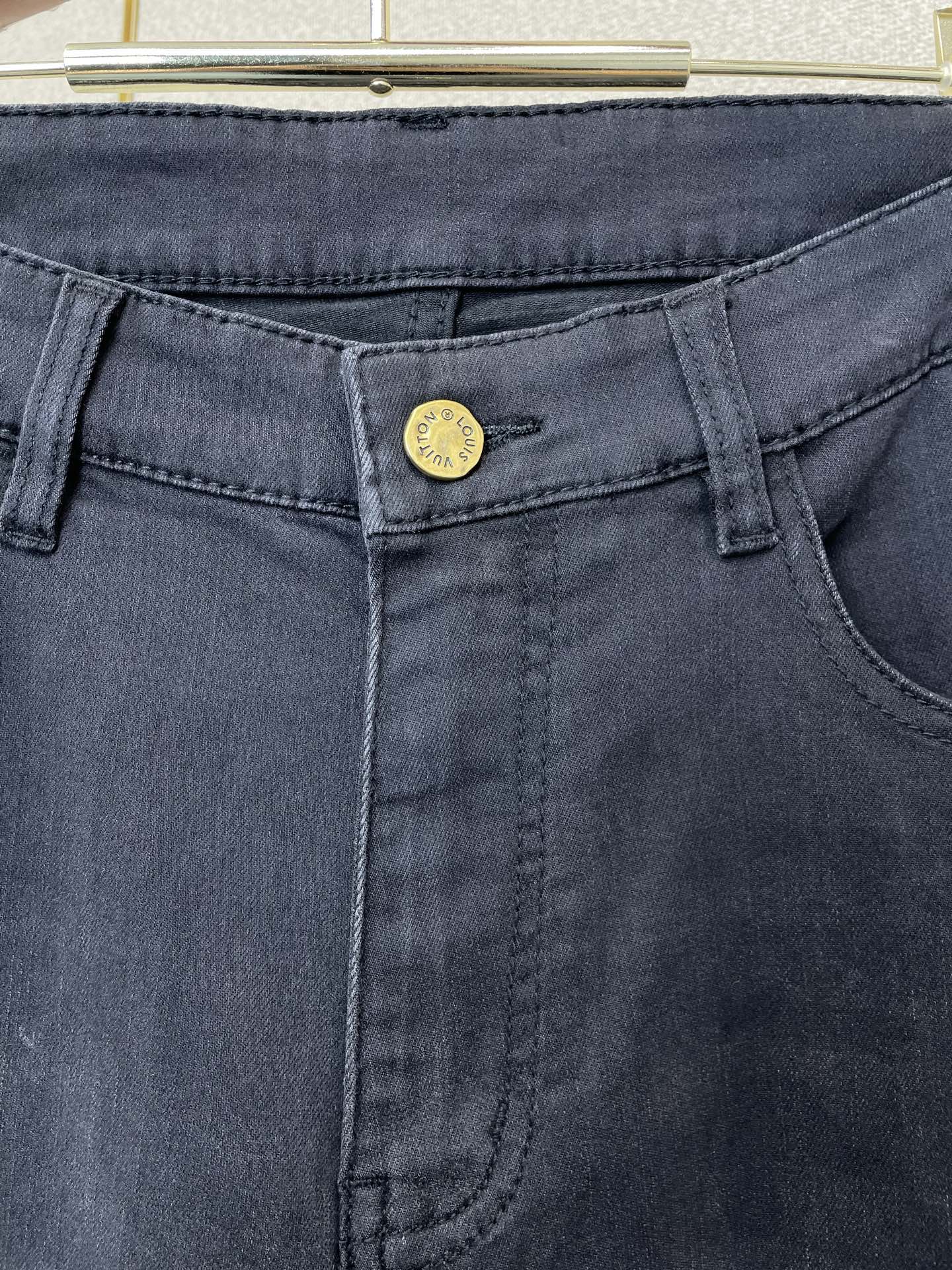 。Louis Vuitton路易威登💥独家专供新款休闲牛仔裤👖高端版本 专柜定制面料 透气舒适度高，细节