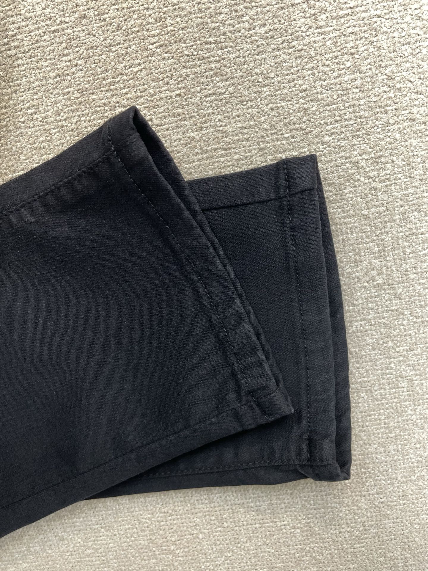 。LOEWE罗意威💥独家专供新款休闲牛仔裤👖高端版本 专柜定制面料 透气舒适度高，细节无可挑剔，品牌元素