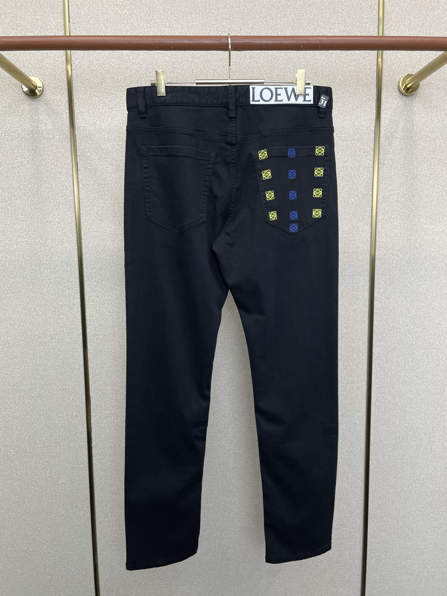 。LOEWE罗意威💥独家专供新款休闲牛仔裤👖高端版本 专柜定制面料 透气舒适度高，细节无可挑剔，品牌元素
