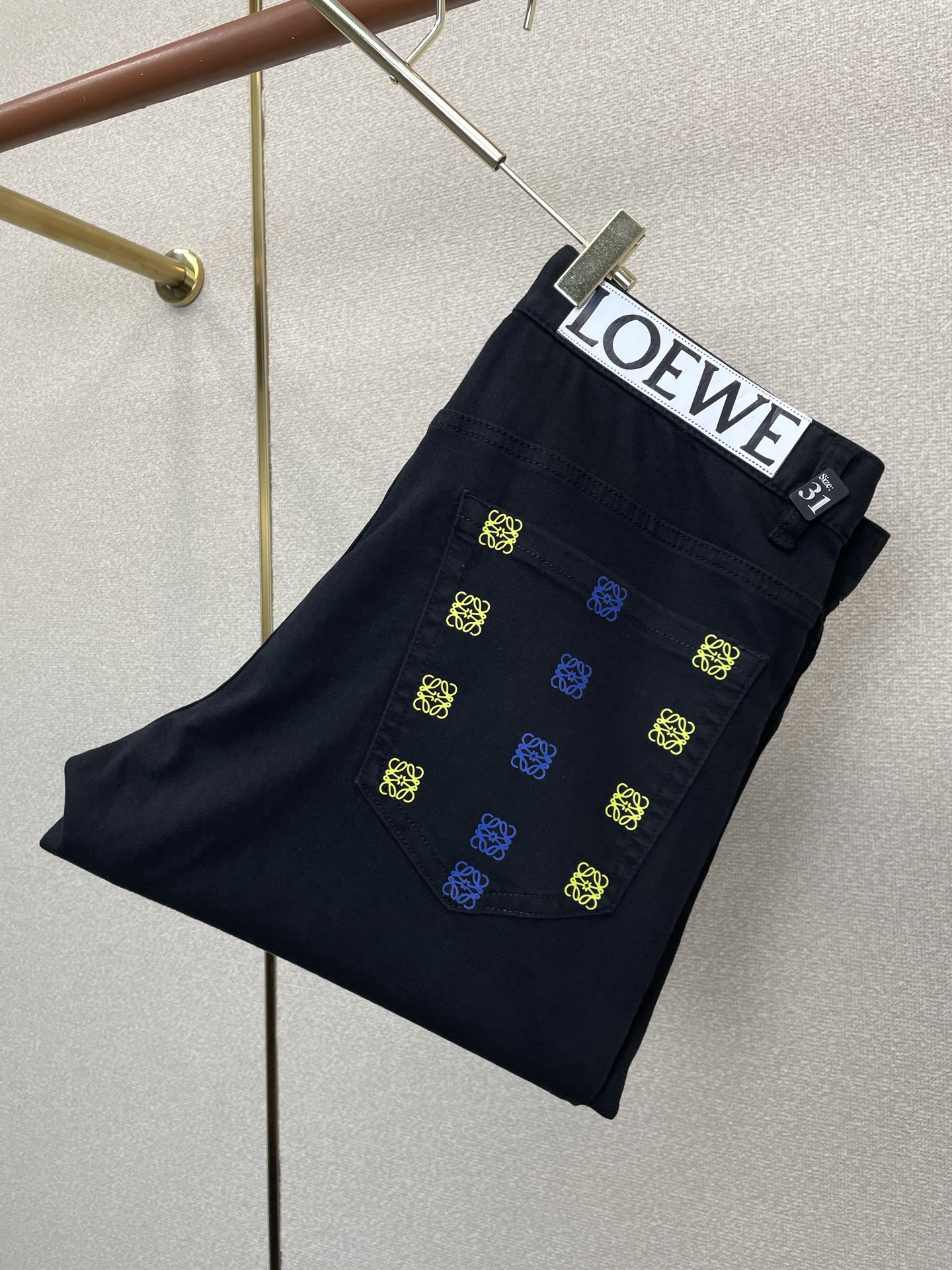 。LOEWE罗意威💥独家专供新款休闲牛仔裤👖高端版本 专柜定制面料 透气舒适度高，细节无可挑剔，品牌元素