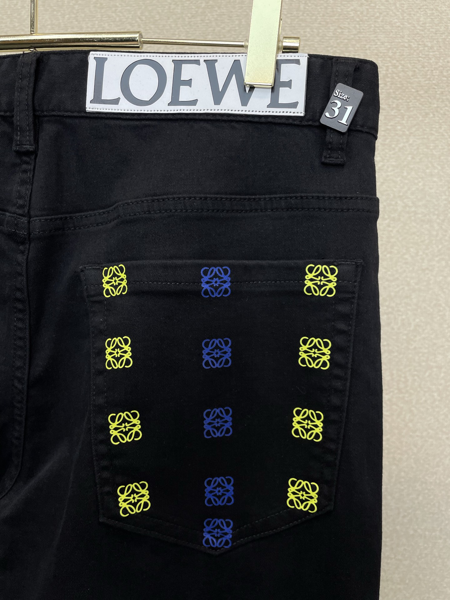 。LOEWE罗意威💥独家专供新款休闲牛仔裤👖高端版本 专柜定制面料 透气舒适度高，细节无可挑剔，品牌元素