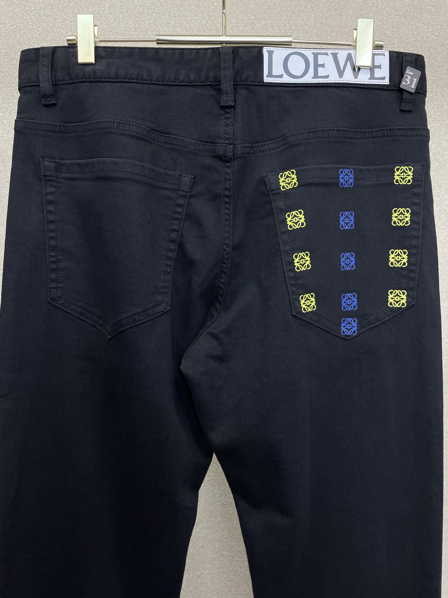。LOEWE罗意威💥独家专供新款休闲牛仔裤👖高端版本 专柜定制面料 透气舒适度高，细节无可挑剔，品牌元素