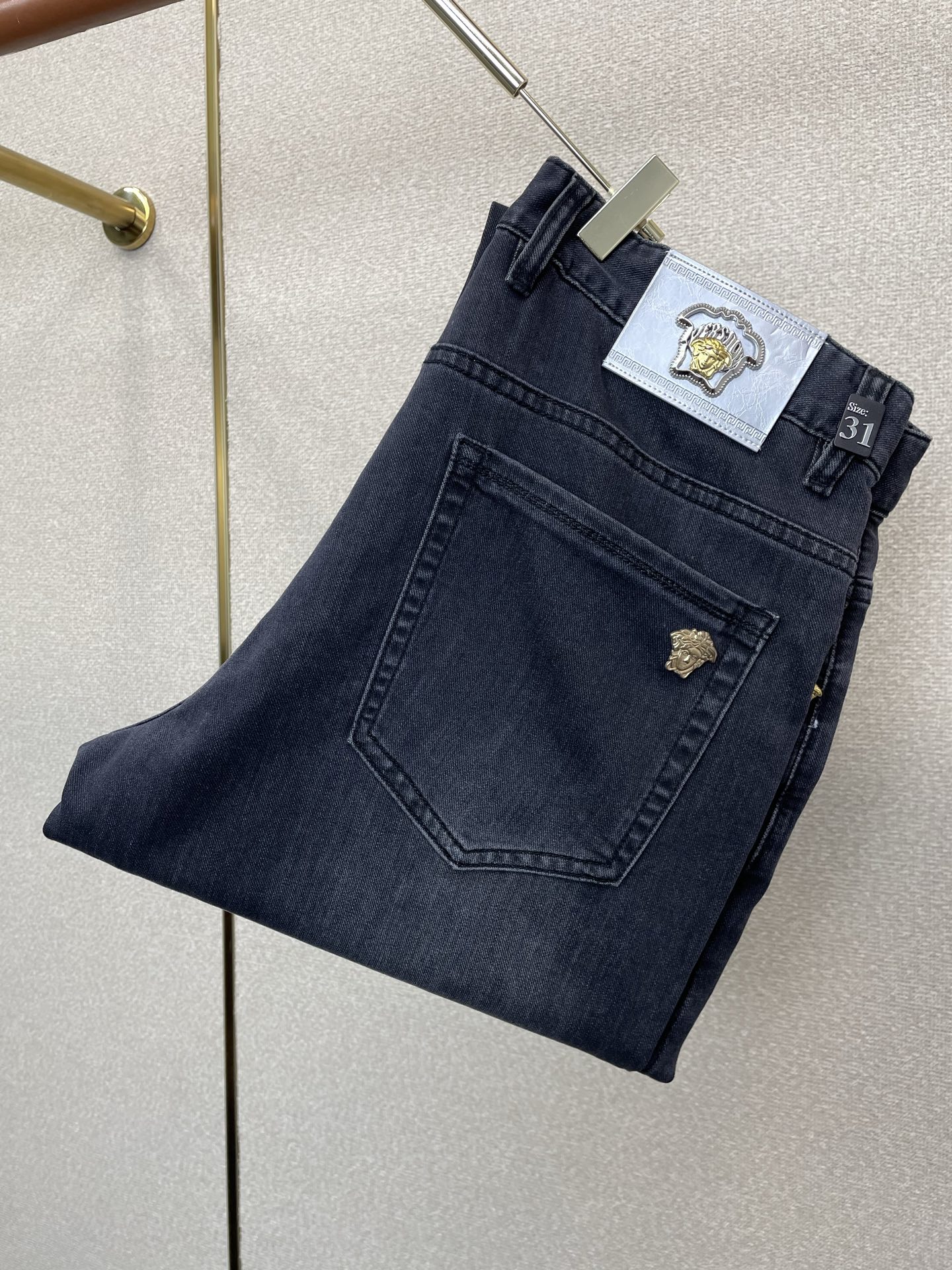 。Versace范思哲💥独家专供新款休闲牛仔裤👖高端版本 专柜定制面料 透气舒适度高，细节无可挑剔，品牌
