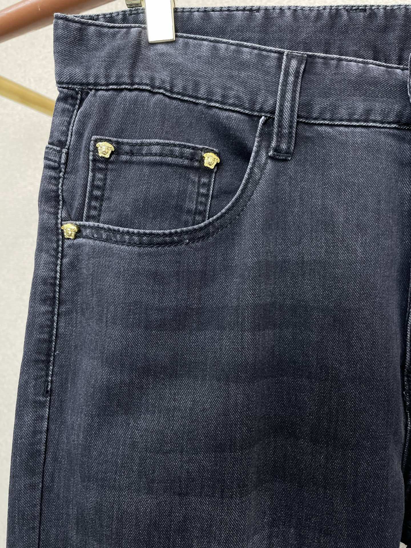 。Versace范思哲💥独家专供新款休闲牛仔裤👖高端版本 专柜定制面料 透气舒适度高，细节无可挑剔，品牌