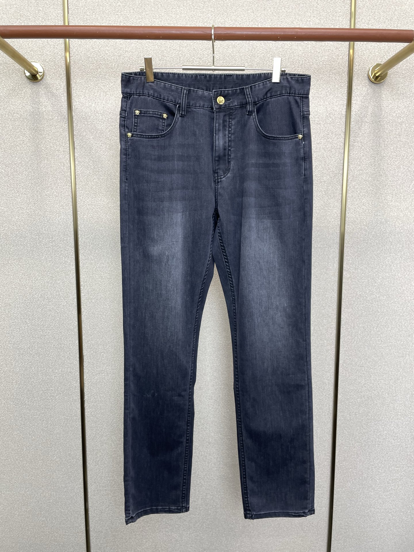 。Versace范思哲💥独家专供新款休闲牛仔裤👖高端版本 专柜定制面料 透气舒适度高，细节无可挑剔，品牌