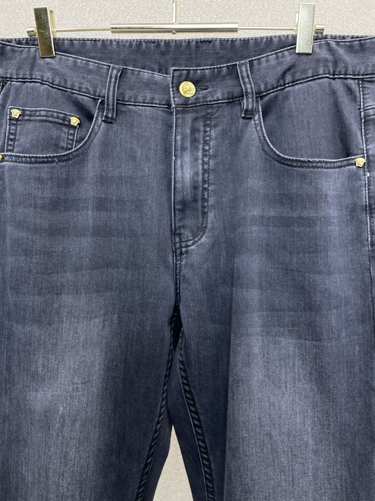 。Versace范思哲💥独家专供新款休闲牛仔裤👖高端版本 专柜定制面料 透气舒适度高，细节无可挑剔，品牌