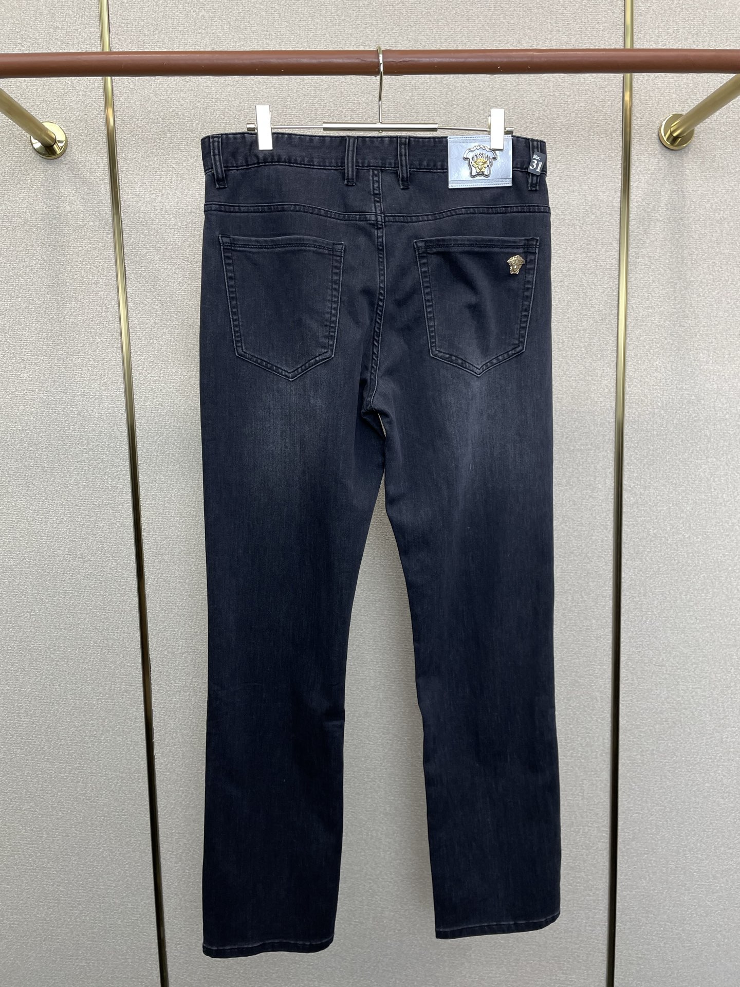 。Versace范思哲💥独家专供新款休闲牛仔裤👖高端版本 专柜定制面料 透气舒适度高，细节无可挑剔，品牌