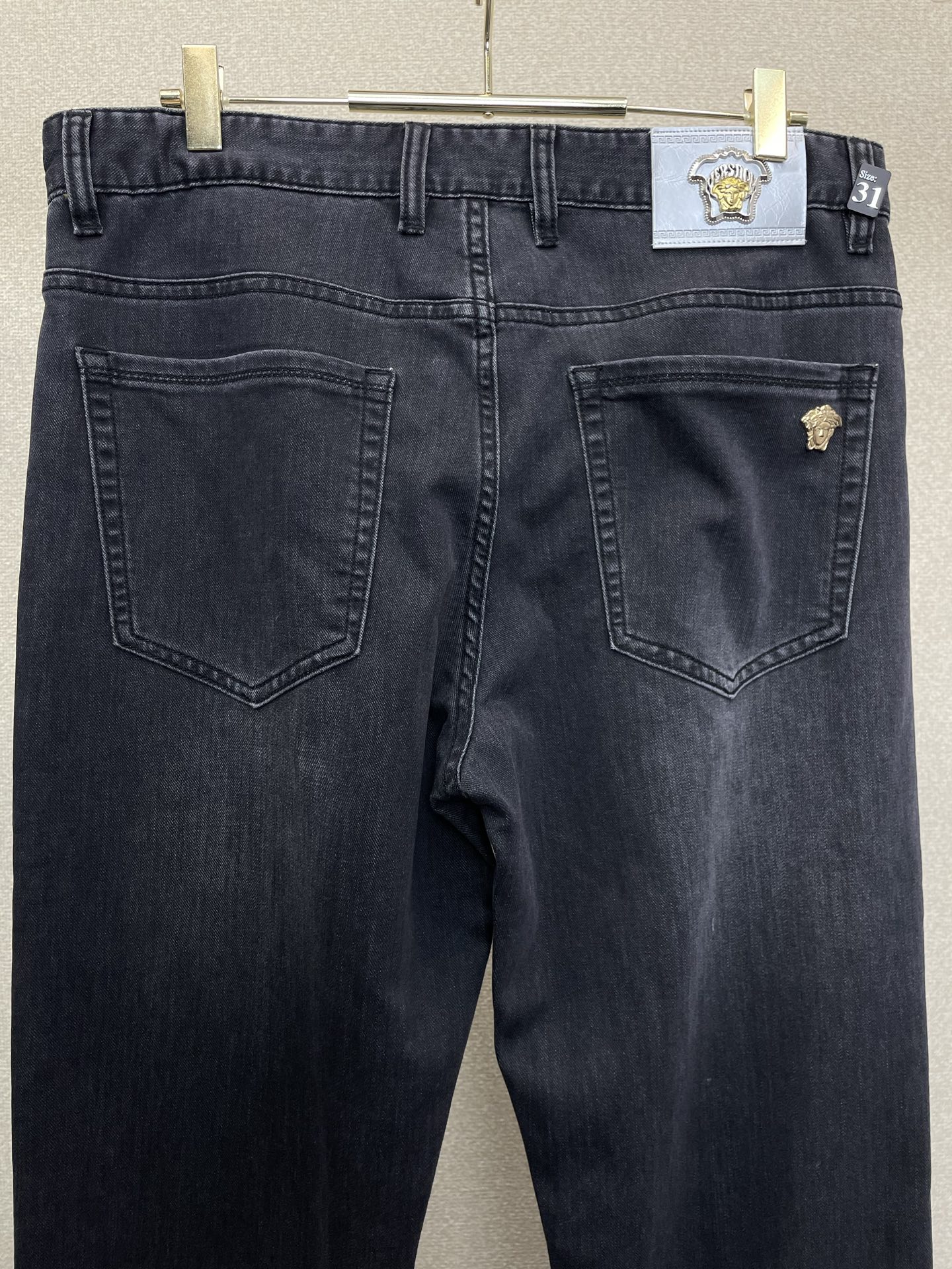 。Versace范思哲💥独家专供新款休闲牛仔裤👖高端版本 专柜定制面料 透气舒适度高，细节无可挑剔，品牌
