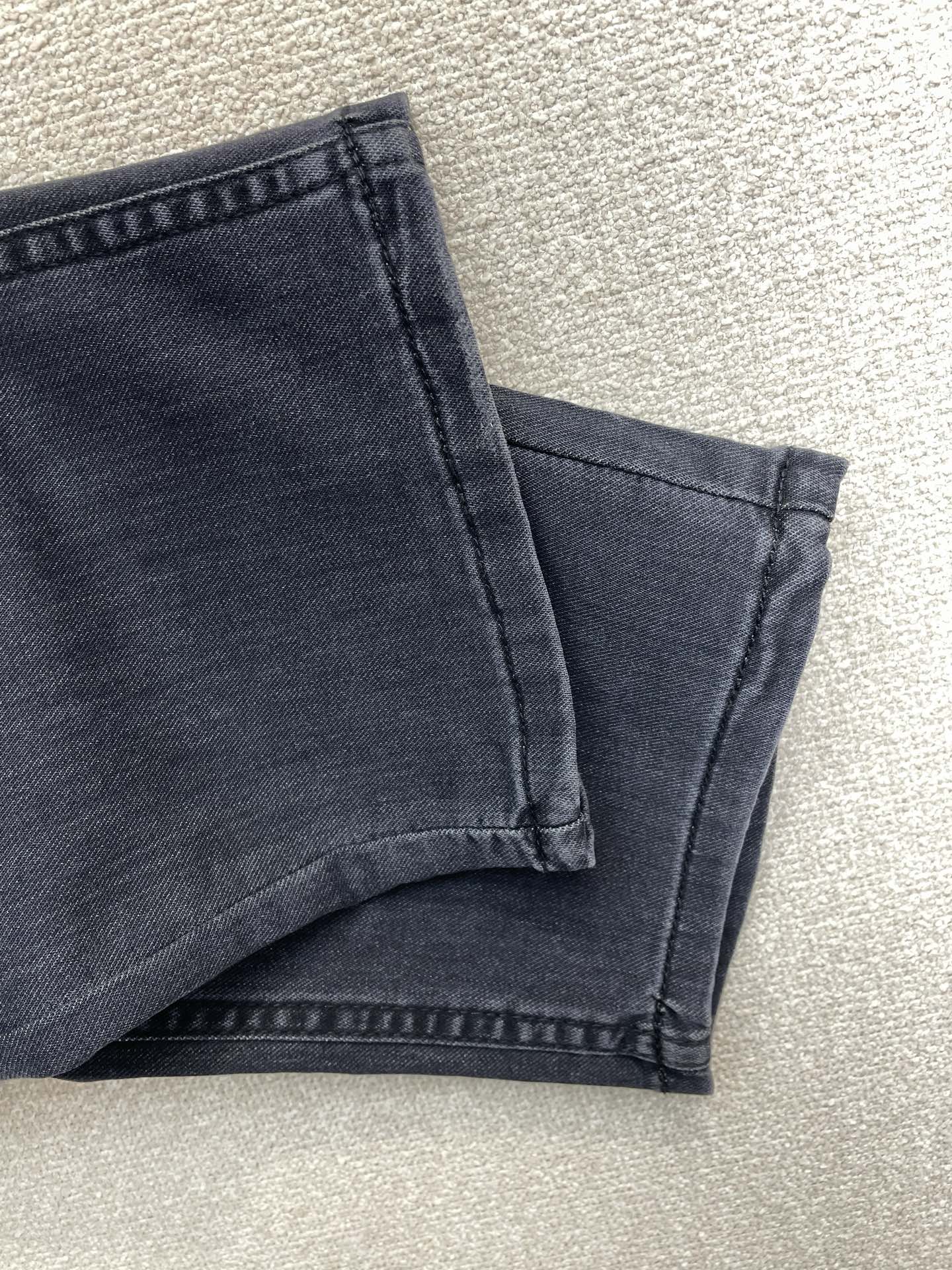 。Versace范思哲💥独家专供新款休闲牛仔裤👖高端版本 专柜定制面料 透气舒适度高，细节无可挑剔，品牌