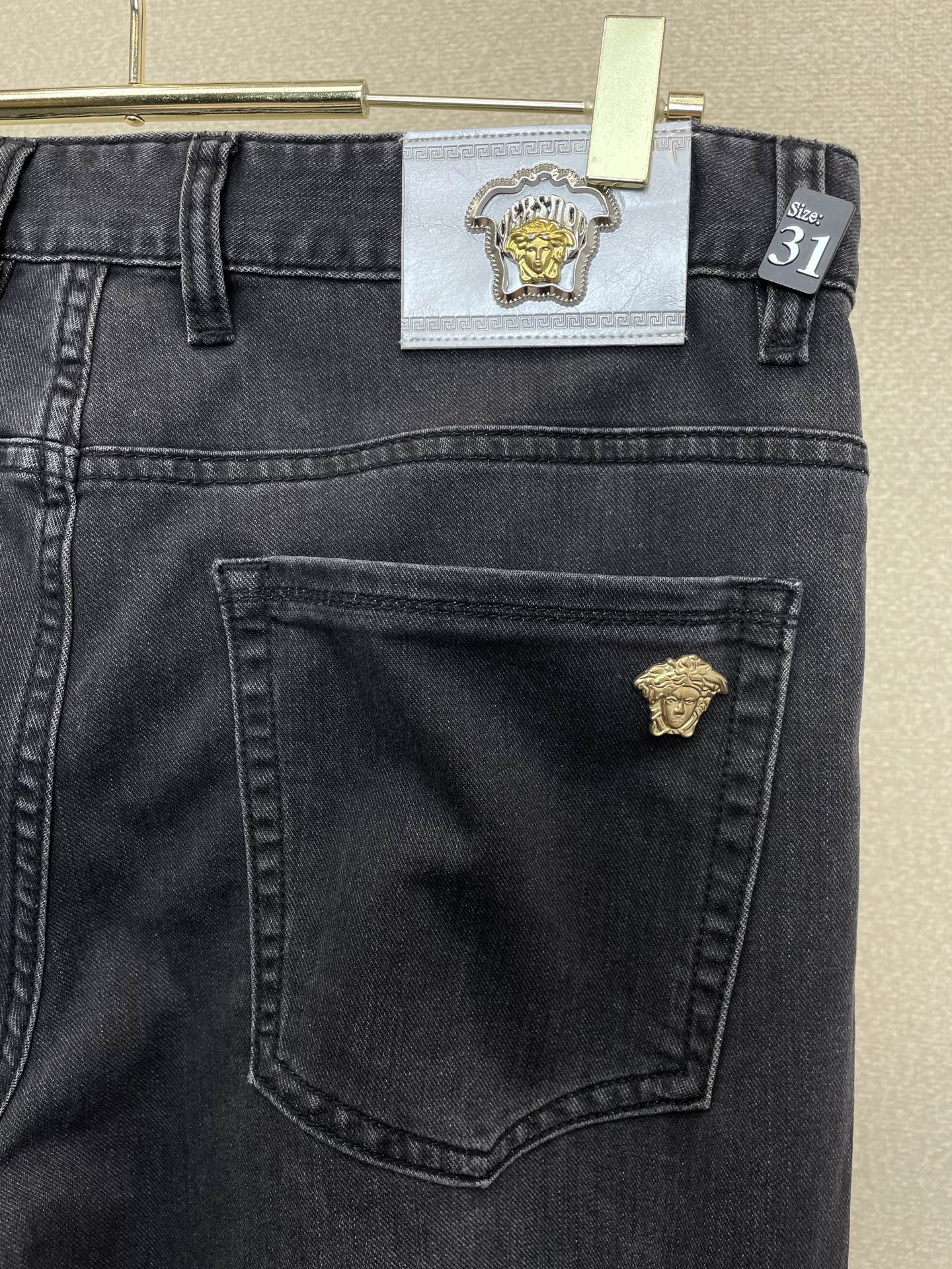 。Versace范思哲💥独家专供新款休闲牛仔裤👖高端版本 专柜定制面料 透气舒适度高，细节无可挑剔，品牌