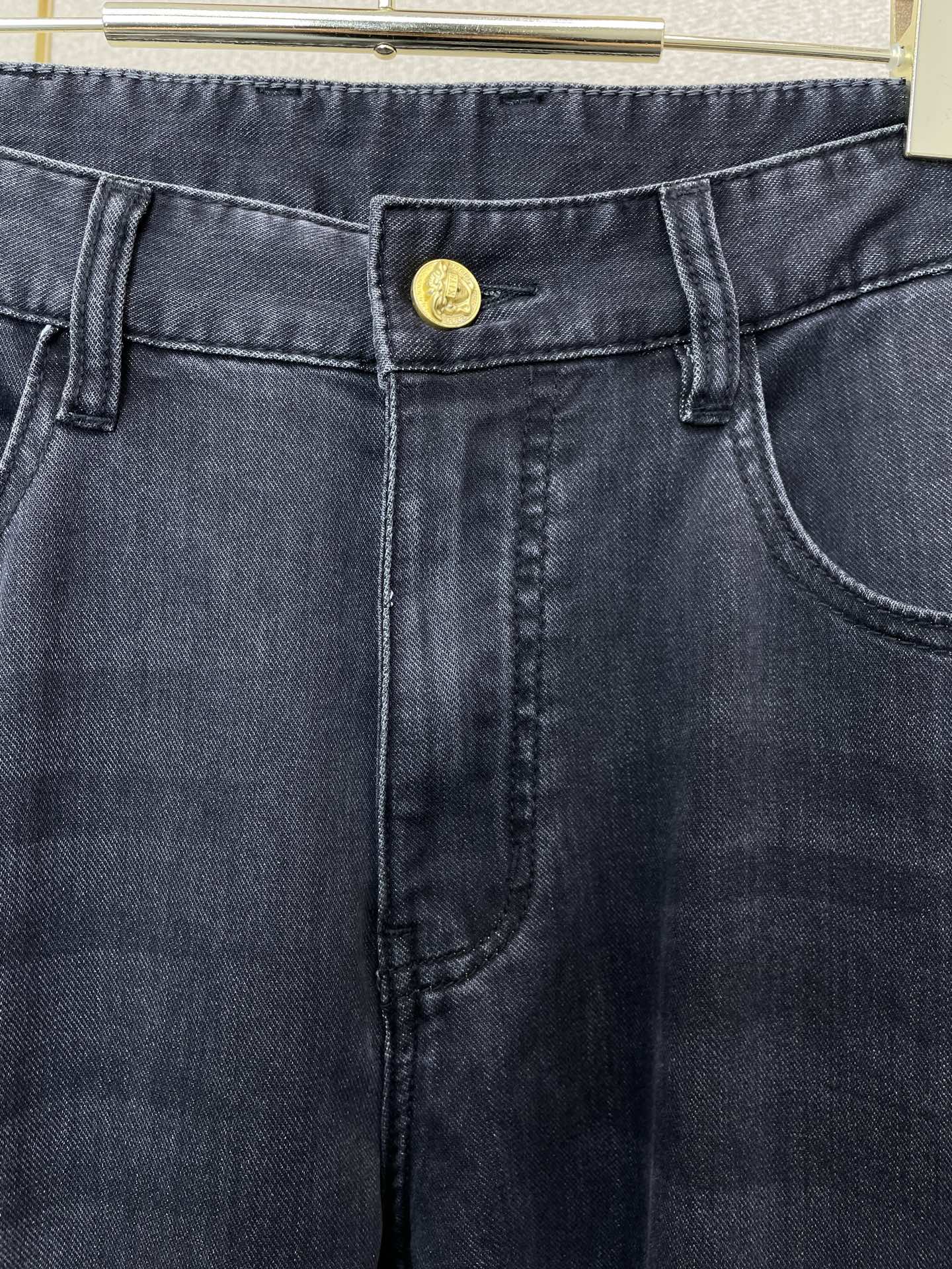 。Versace范思哲💥独家专供新款休闲牛仔裤👖高端版本 专柜定制面料 透气舒适度高，细节无可挑剔，品牌