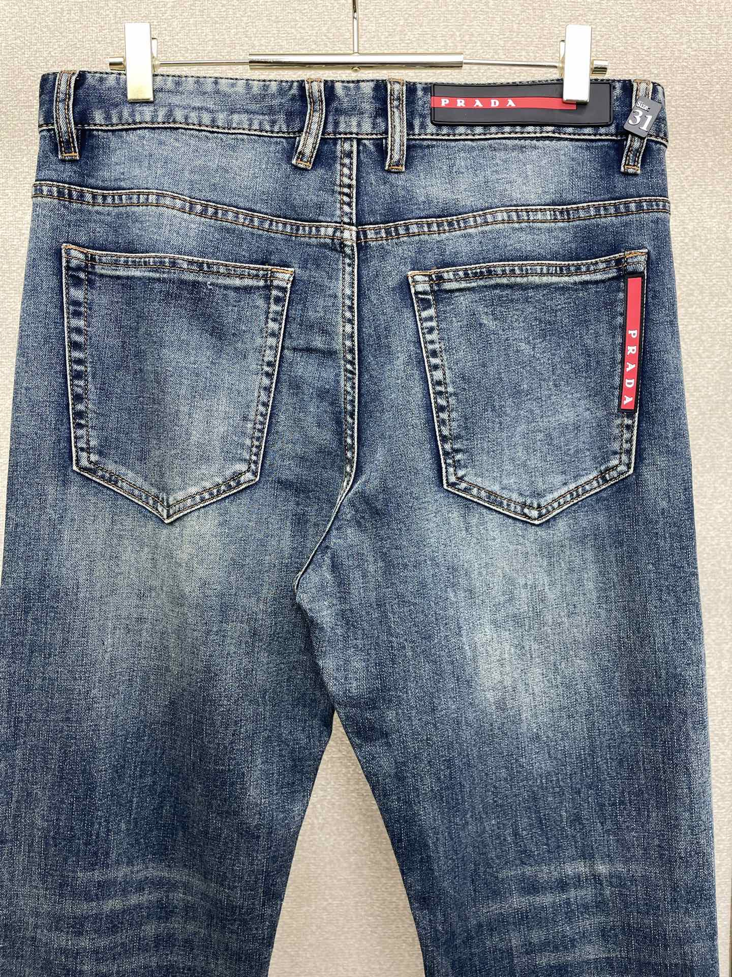。Prada普拉达💥独家专供新款休闲牛仔裤👖高端版本 专柜定制面料 透气舒适度高，细节无可挑剔，品牌元素