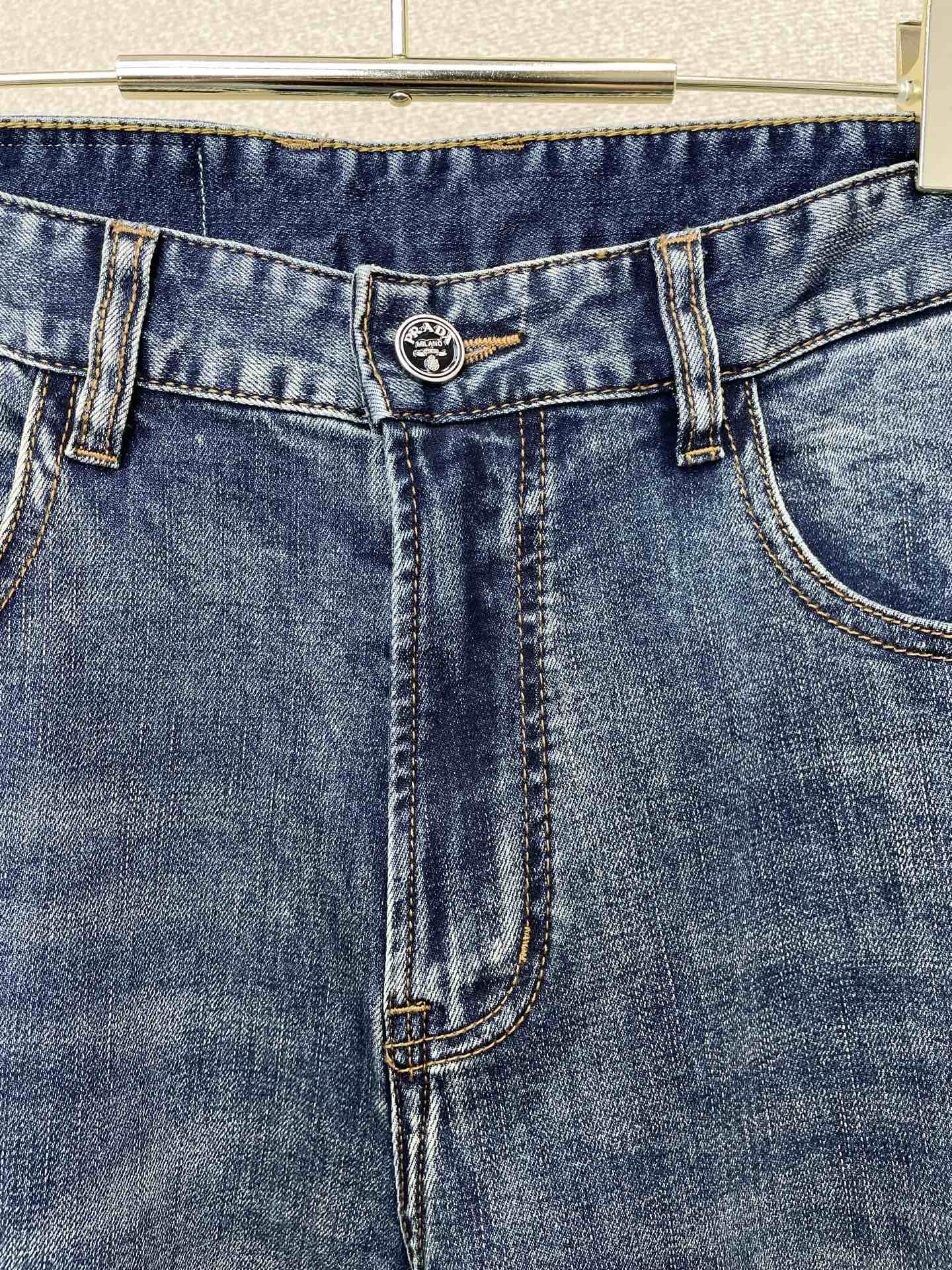 。Prada普拉达💥独家专供新款休闲牛仔裤👖高端版本 专柜定制面料 透气舒适度高，细节无可挑剔，品牌元素