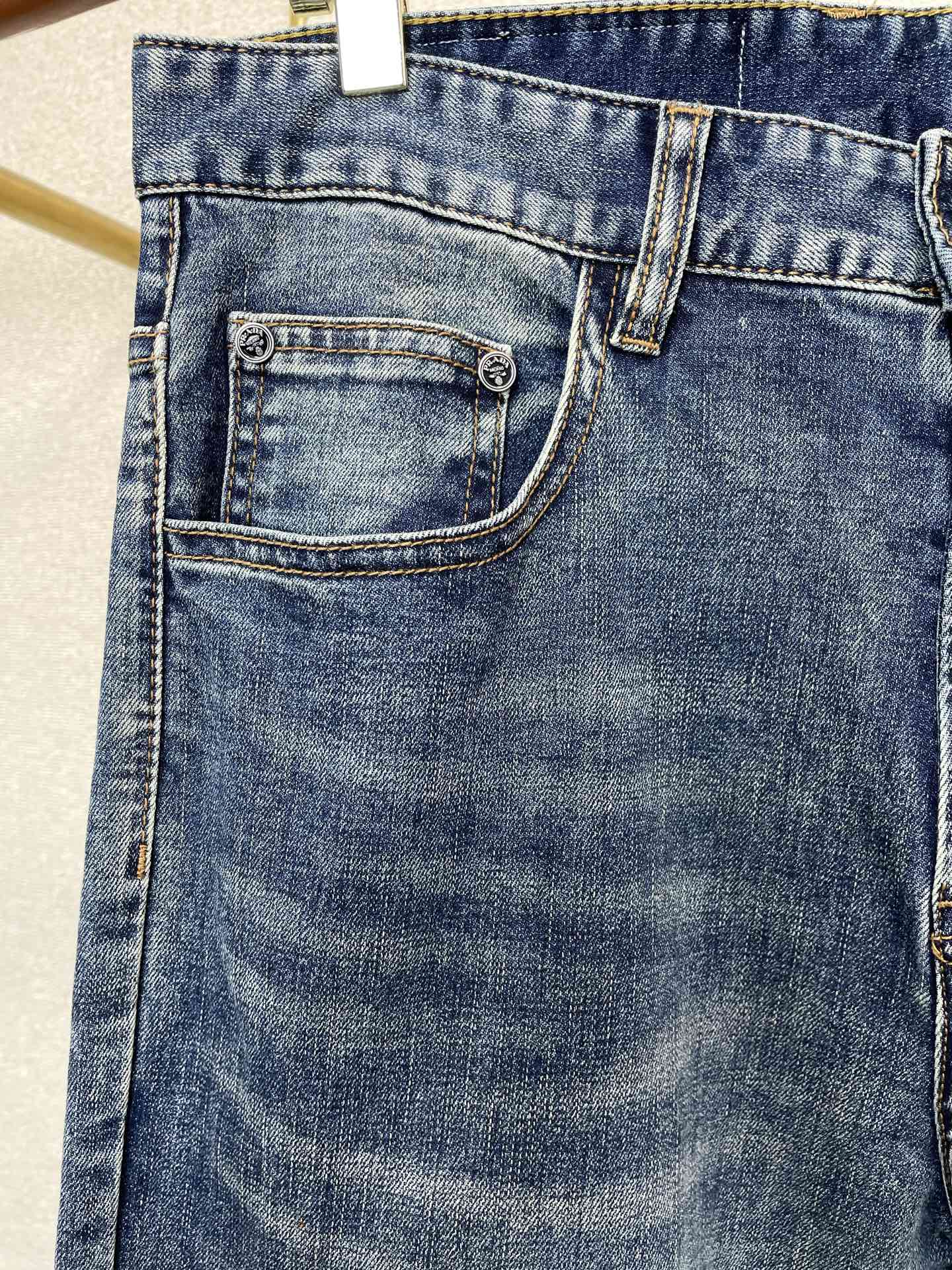 。Prada普拉达💥独家专供新款休闲牛仔裤👖高端版本 专柜定制面料 透气舒适度高，细节无可挑剔，品牌元素