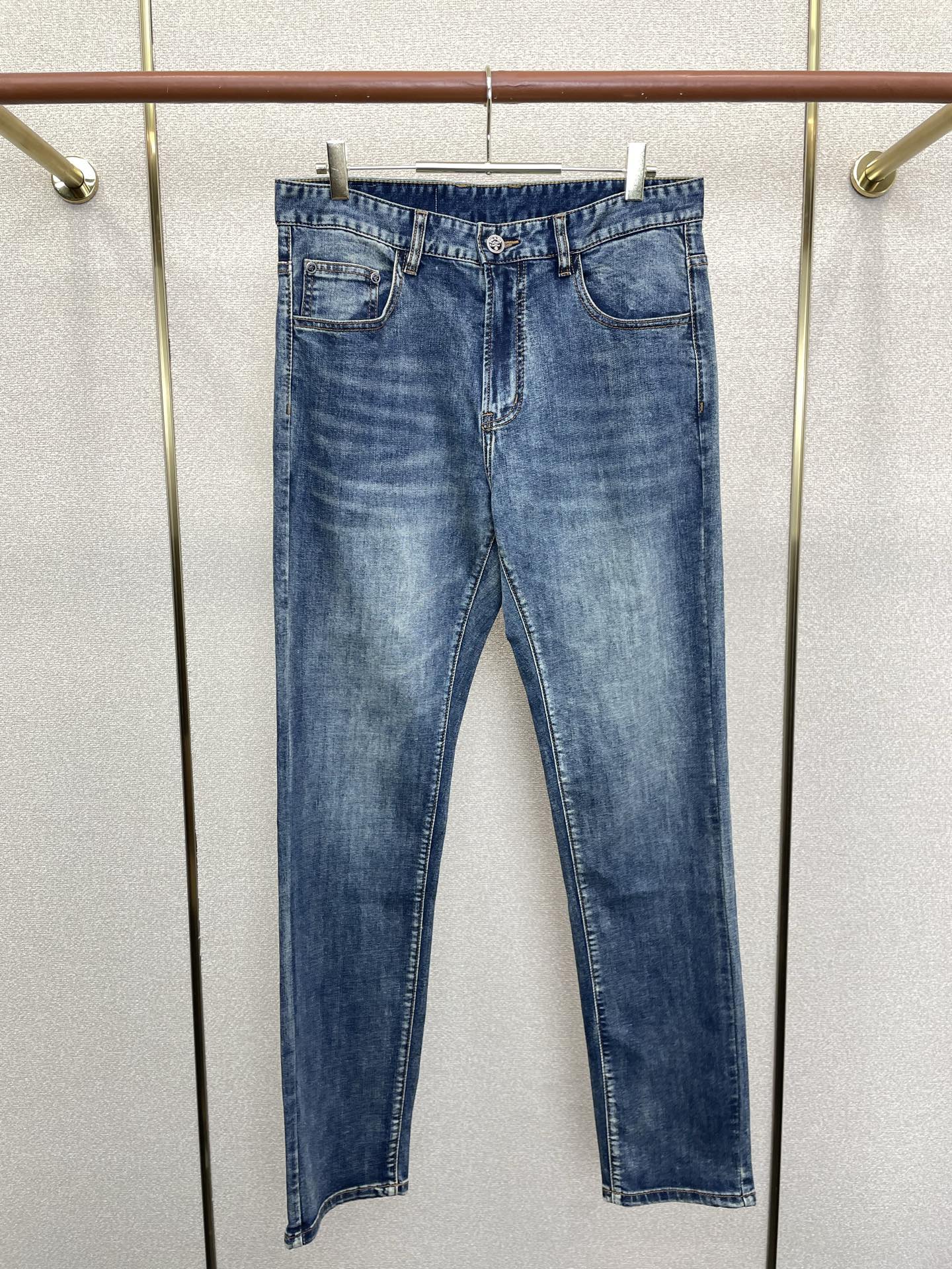 。Prada普拉达💥独家专供新款休闲牛仔裤👖高端版本 专柜定制面料 透气舒适度高，细节无可挑剔，品牌元素