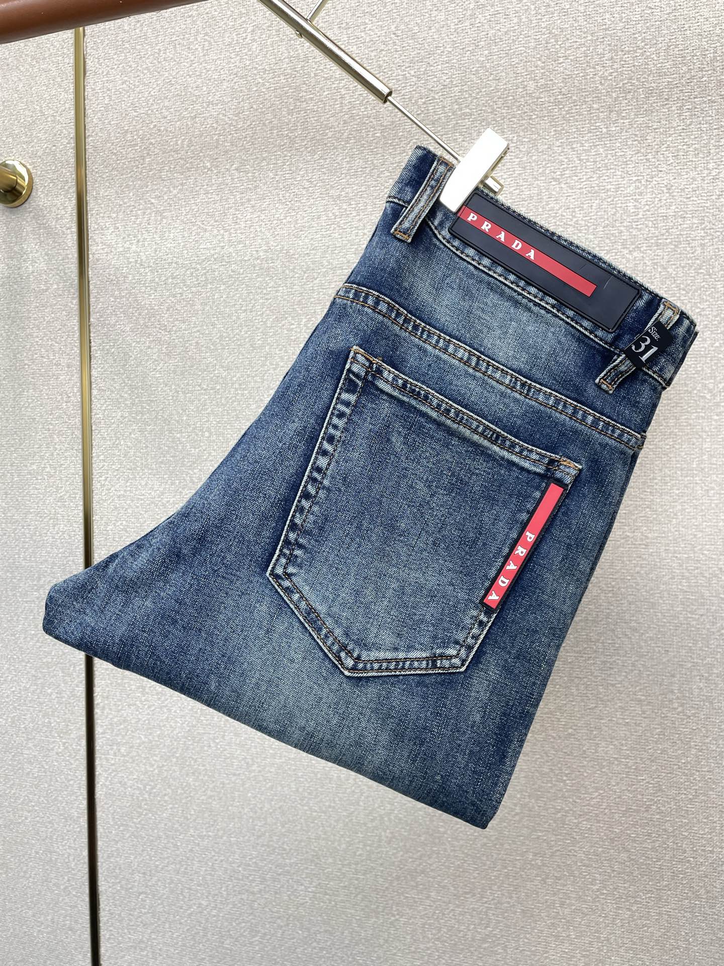 。Prada普拉达💥独家专供新款休闲牛仔裤👖高端版本 专柜定制面料 透气舒适度高，细节无可挑剔，品牌元素