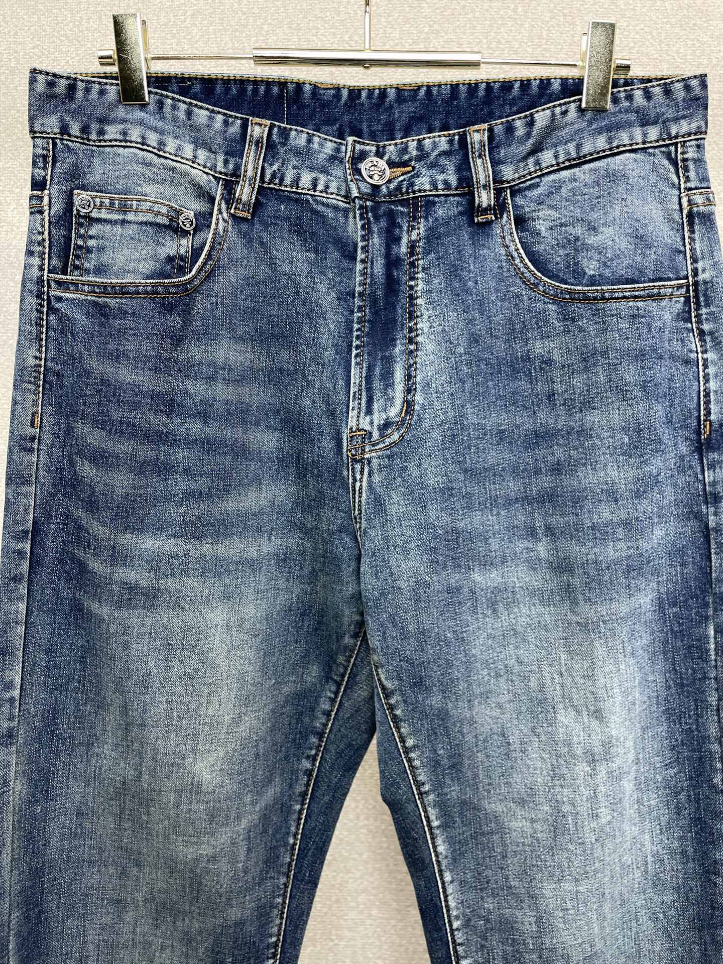 。Prada普拉达💥独家专供新款休闲牛仔裤👖高端版本 专柜定制面料 透气舒适度高，细节无可挑剔，品牌元素