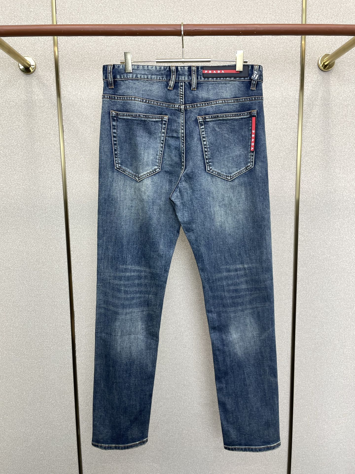 。Prada普拉达💥独家专供新款休闲牛仔裤👖高端版本 专柜定制面料 透气舒适度高，细节无可挑剔，品牌元素