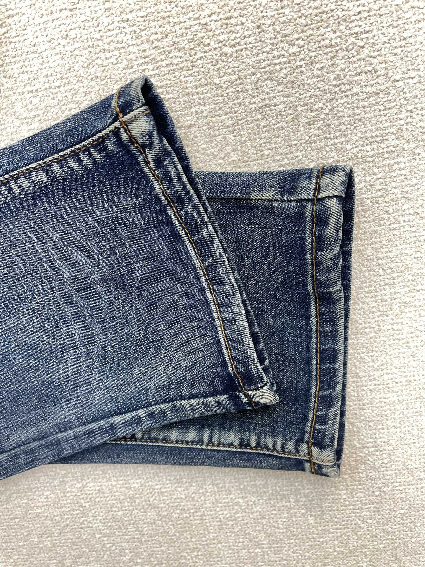 。Prada普拉达💥独家专供新款休闲牛仔裤👖高端版本 专柜定制面料 透气舒适度高，细节无可挑剔，品牌元素