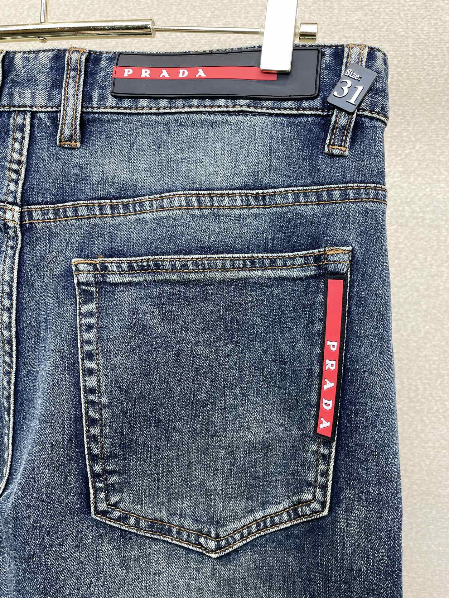 。Prada普拉达💥独家专供新款休闲牛仔裤👖高端版本 专柜定制面料 透气舒适度高，细节无可挑剔，品牌元素