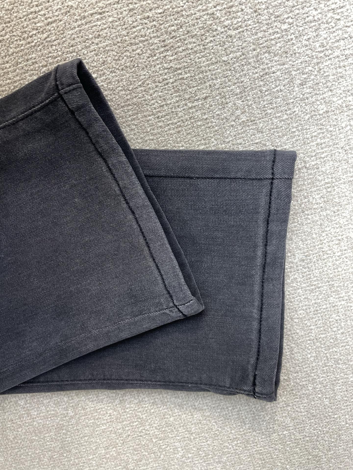 。Loewe罗意威💥独家专供新款休闲牛仔裤👖高端版本 专柜定制面料 透气舒适度高，细节无可挑剔，品牌元素