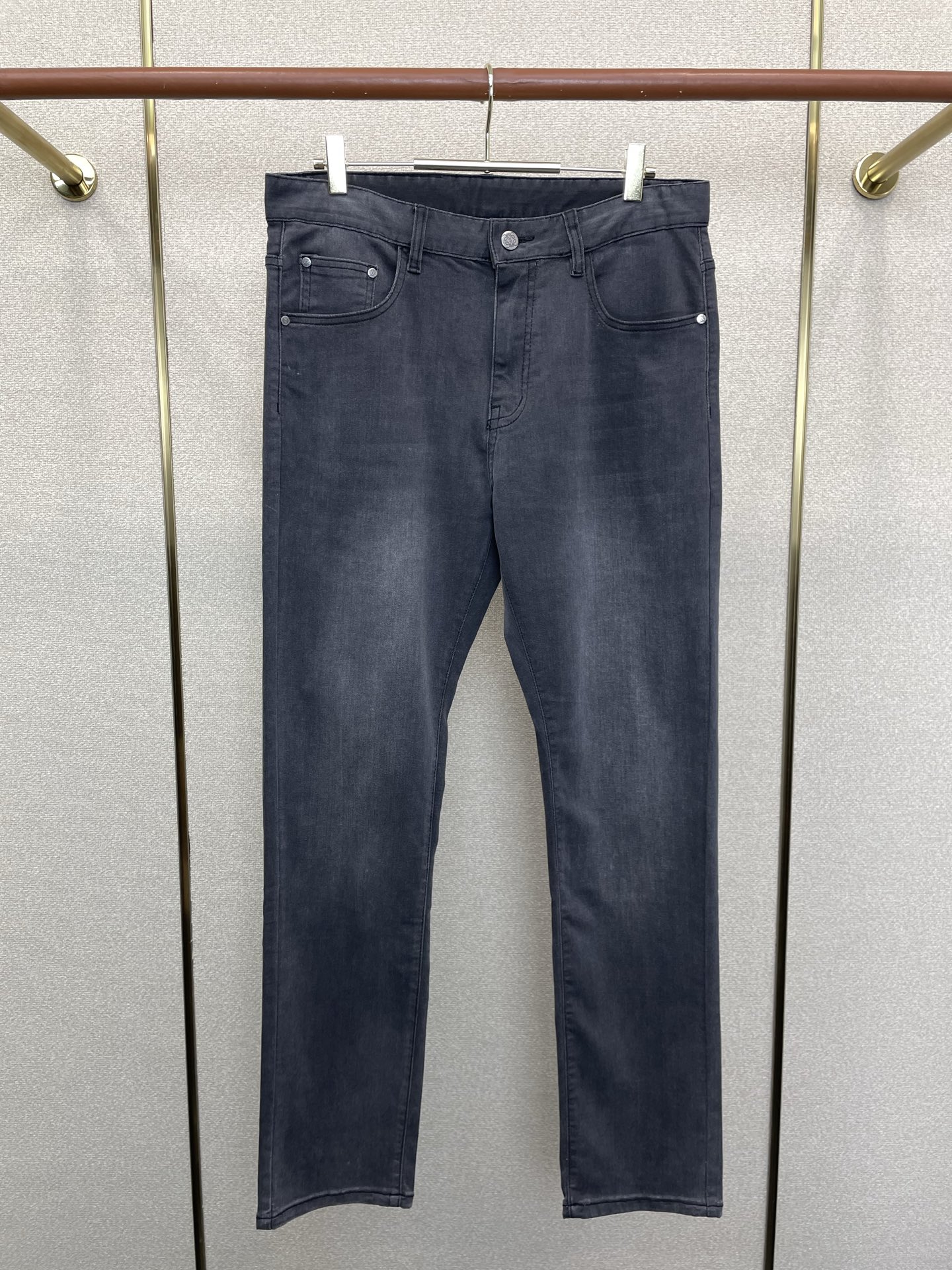 。Loewe罗意威💥独家专供新款休闲牛仔裤👖高端版本 专柜定制面料 透气舒适度高，细节无可挑剔，品牌元素