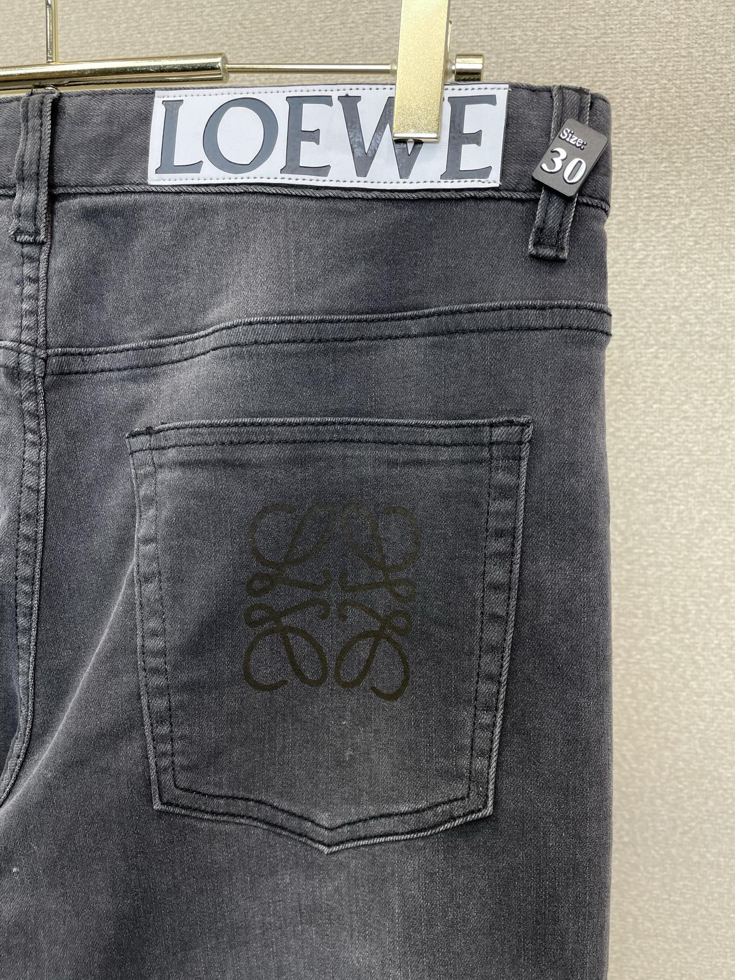 。Loewe罗意威💥独家专供新款休闲牛仔裤👖高端版本 专柜定制面料 透气舒适度高，细节无可挑剔，品牌元素