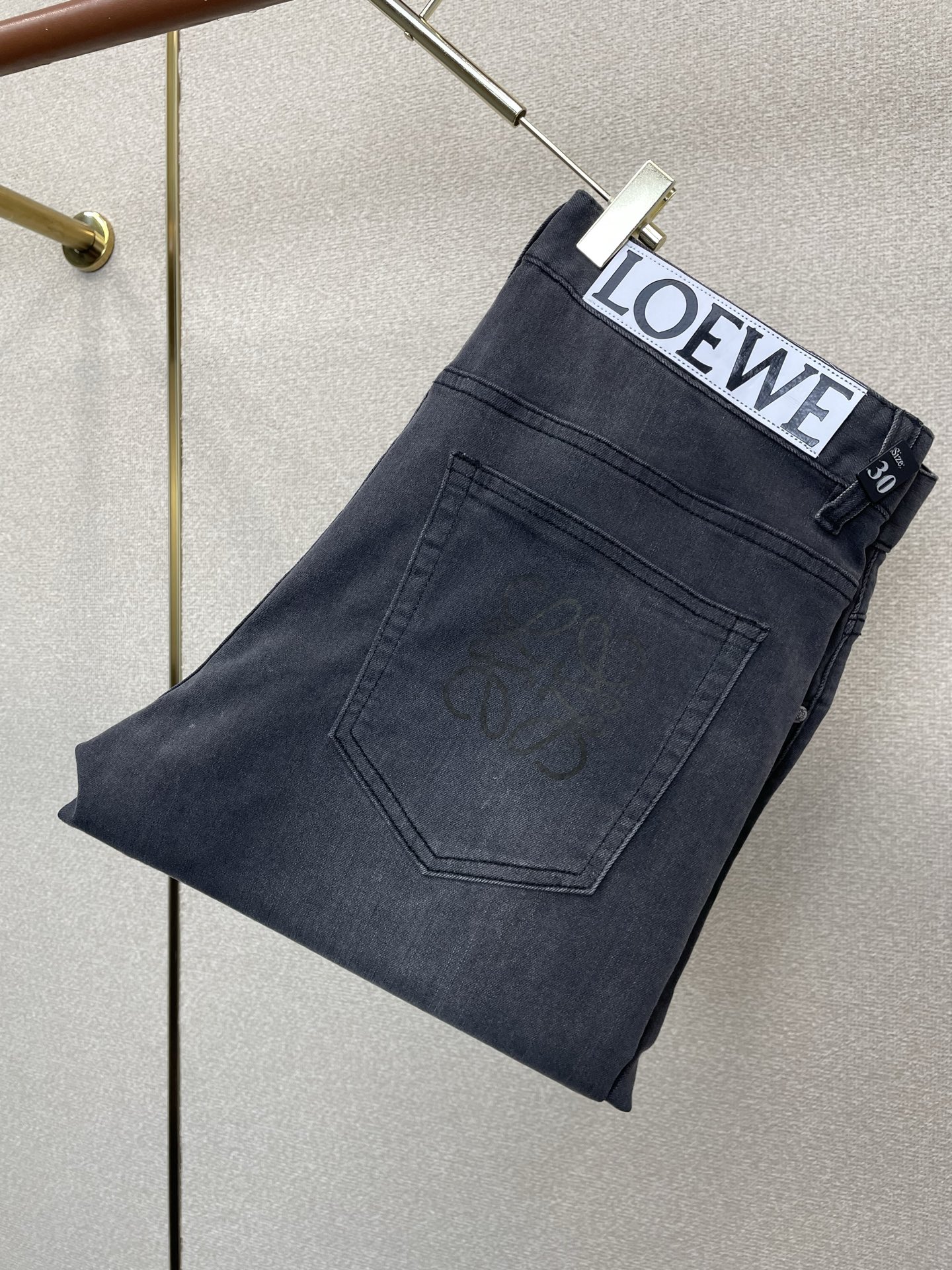 。Loewe罗意威💥独家专供新款休闲牛仔裤👖高端版本 专柜定制面料 透气舒适度高，细节无可挑剔，品牌元素