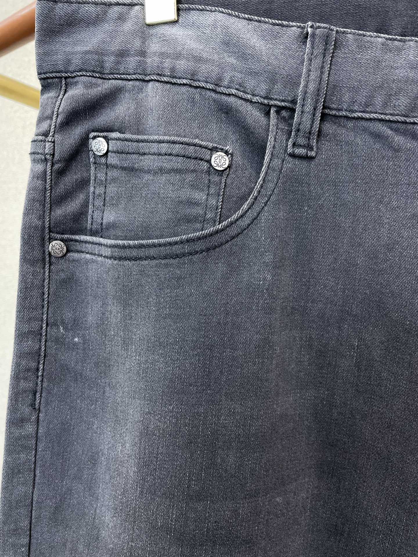 。Loewe罗意威💥独家专供新款休闲牛仔裤👖高端版本 专柜定制面料 透气舒适度高，细节无可挑剔，品牌元素