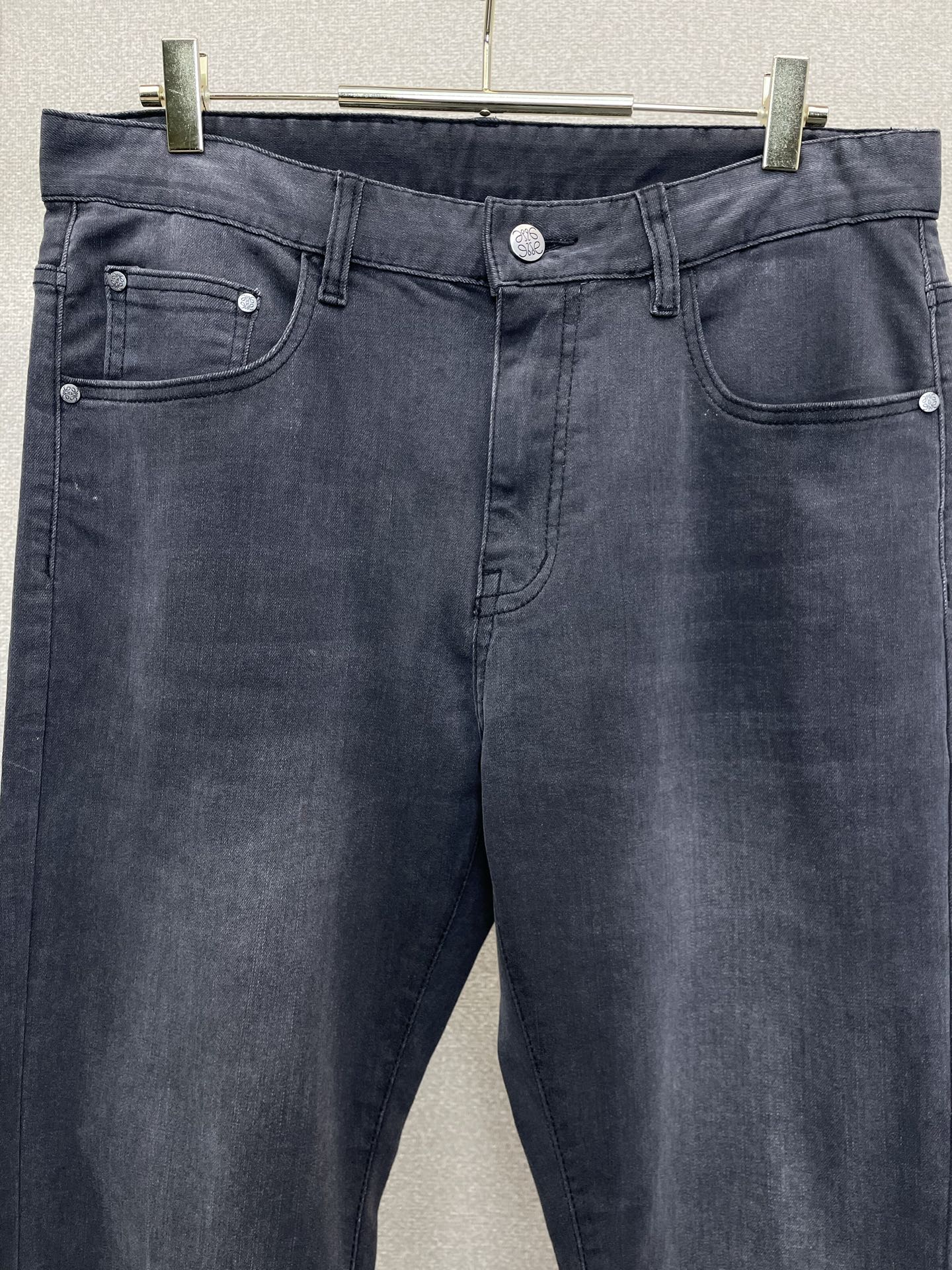 。Loewe罗意威💥独家专供新款休闲牛仔裤👖高端版本 专柜定制面料 透气舒适度高，细节无可挑剔，品牌元素