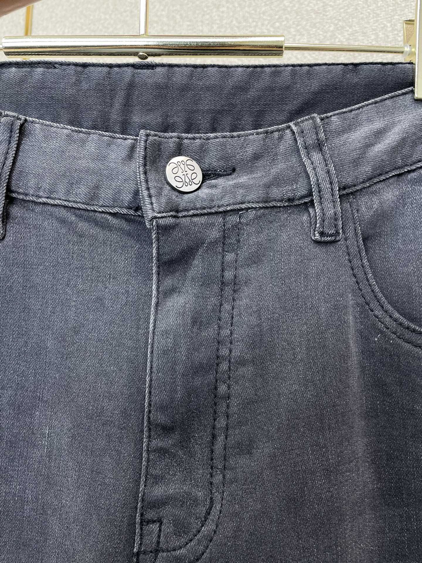 。Loewe罗意威💥独家专供新款休闲牛仔裤👖高端版本 专柜定制面料 透气舒适度高，细节无可挑剔，品牌元素