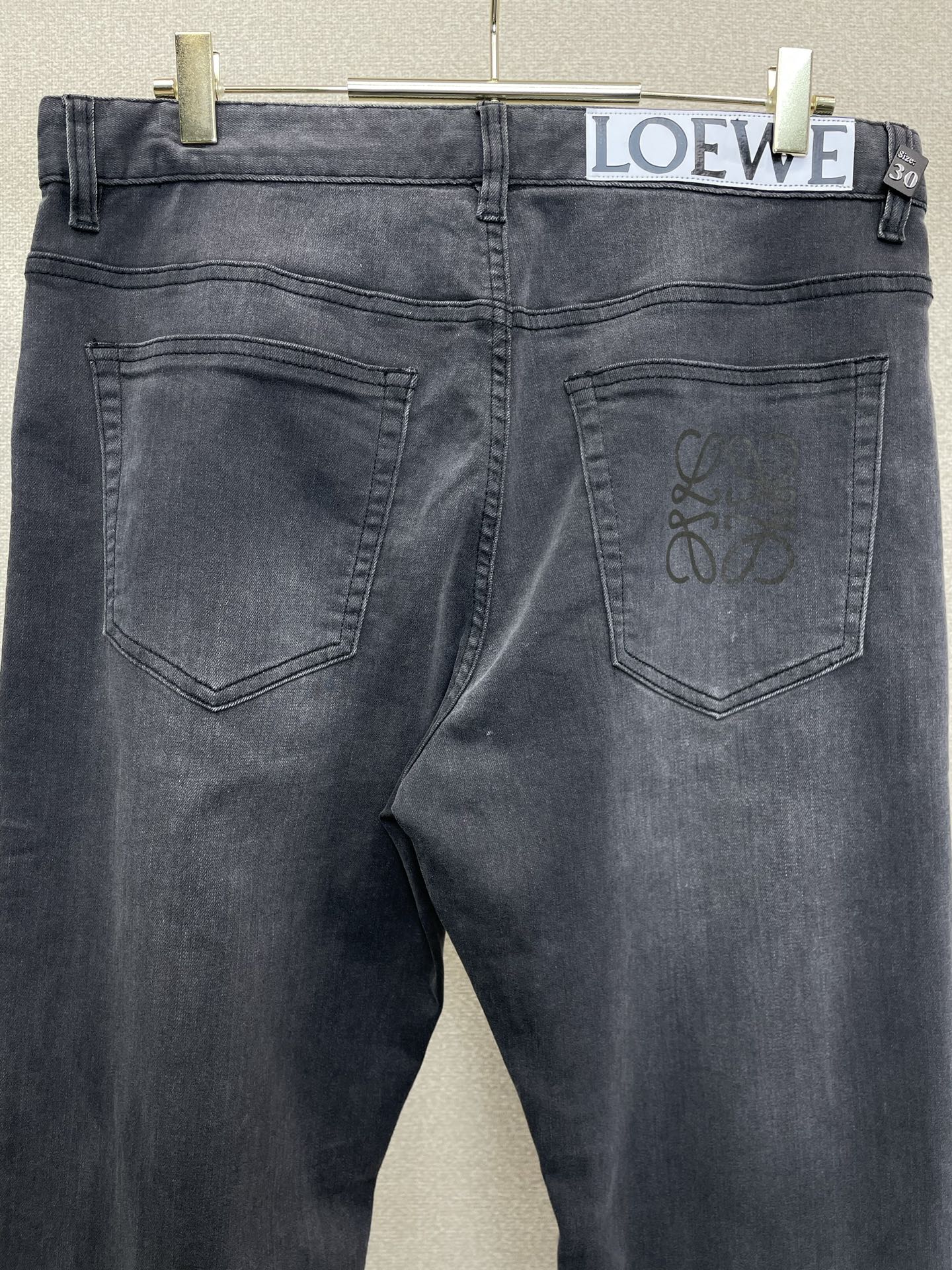 。Loewe罗意威💥独家专供新款休闲牛仔裤👖高端版本 专柜定制面料 透气舒适度高，细节无可挑剔，品牌元素