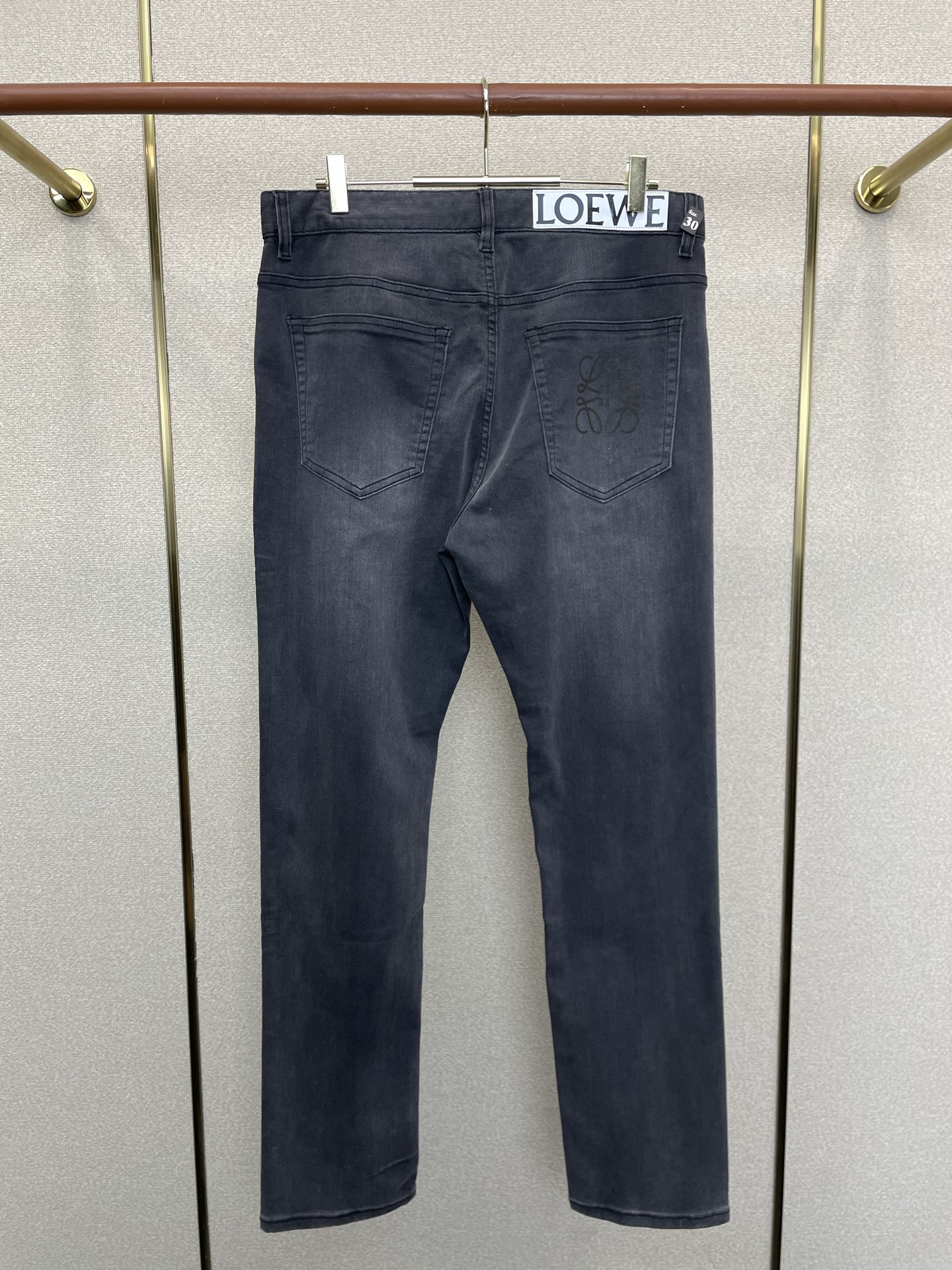 。Loewe罗意威💥独家专供新款休闲牛仔裤👖高端版本 专柜定制面料 透气舒适度高，细节无可挑剔，品牌元素