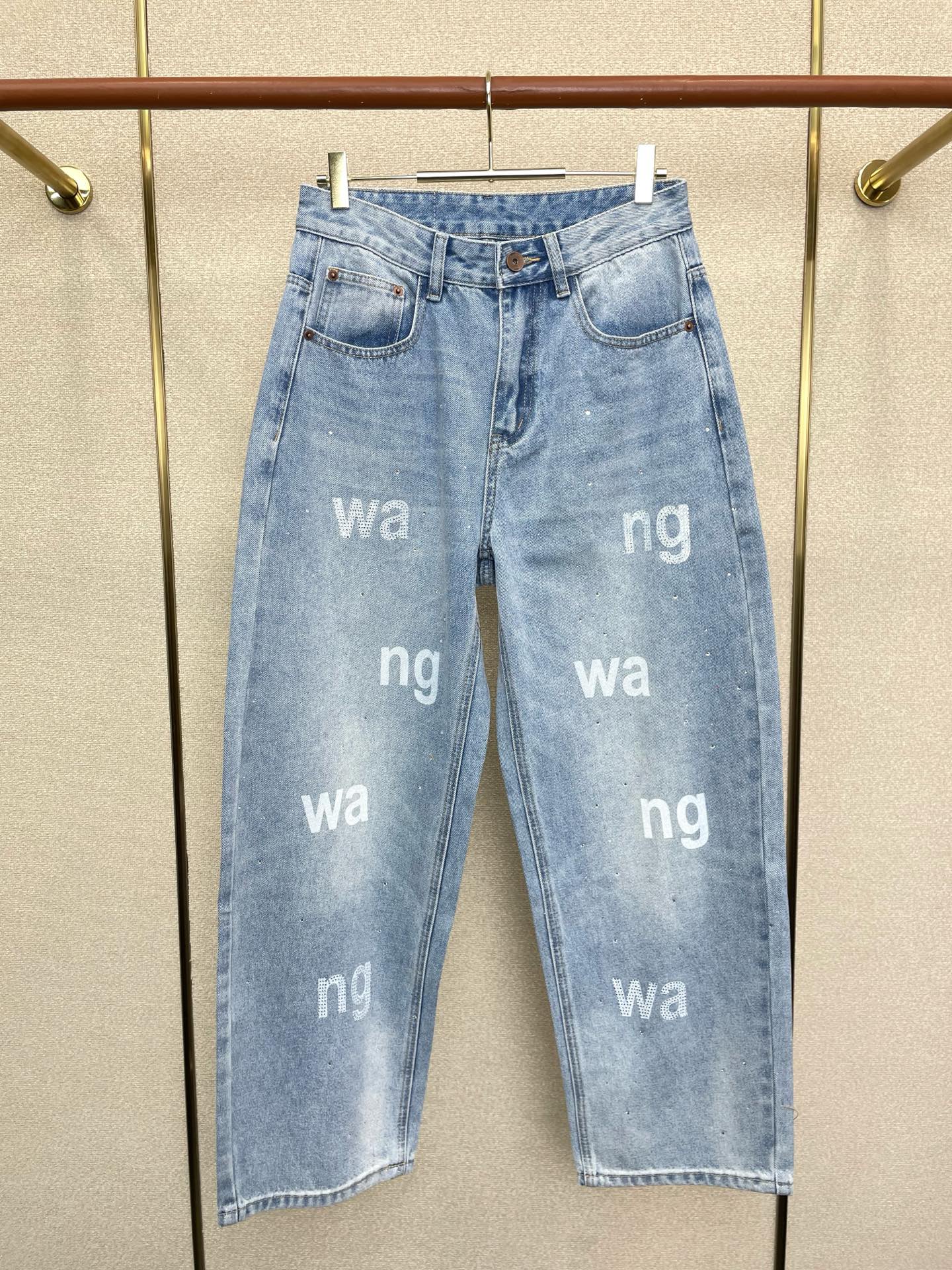NO:836269,.Alexanderwang exclusively provides high-end versions of new casual denim wide-leg pants. Custom-made fabrics at the counter. Highly breathable and comfortable, with impeccable details. The brand element design concept reflects high quality. It feels delicate and soft!  It presents a casual cut and the upper body shape is awesome!  Size S-3XL,,alexander wang,19860909.Alexanderwang亚历山大王独家专供新款休闲牛仔阔腿裤高端版本 专柜定制面料 透气舒适度高,细节无可挑剔,品牌元素设计理念,体现高品质.手感细腻柔软！呈现休闲裁剪,上身版型超赞！码数S-3XL,,alexander wang,,Men's clothing
