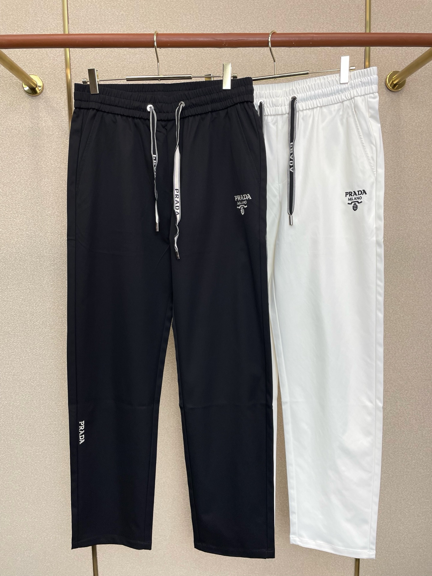 。Prada普拉达💥独家专供新款 休闲裤 高端版本！专柜定制面料 透气舒适度高，细节无可挑剔，品牌元素设