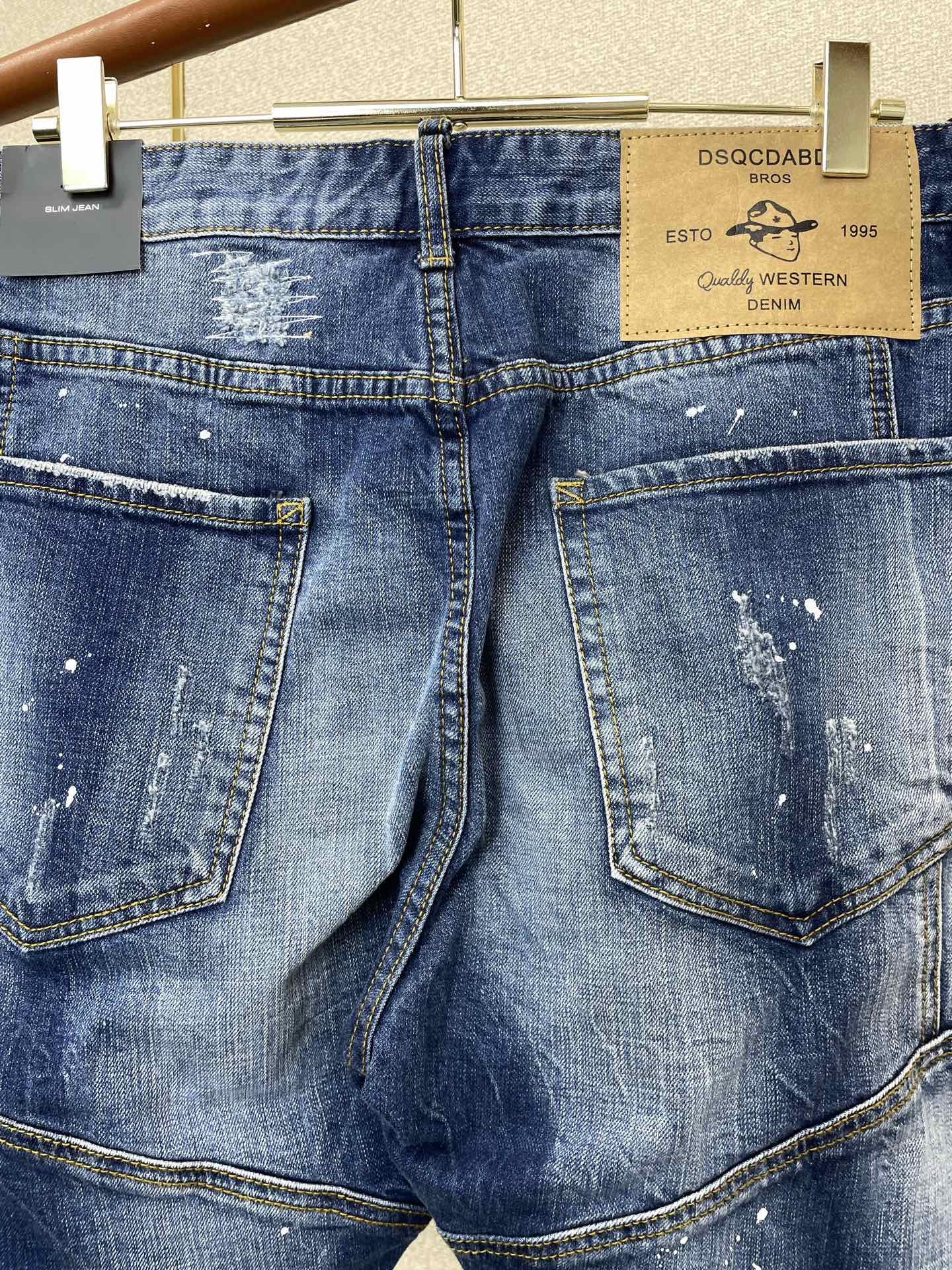。DSQUARED2第二次方💥独家专供新款休闲牛仔短裤🩳 高端版本！专柜定制面料 透气舒适度高，细节无可