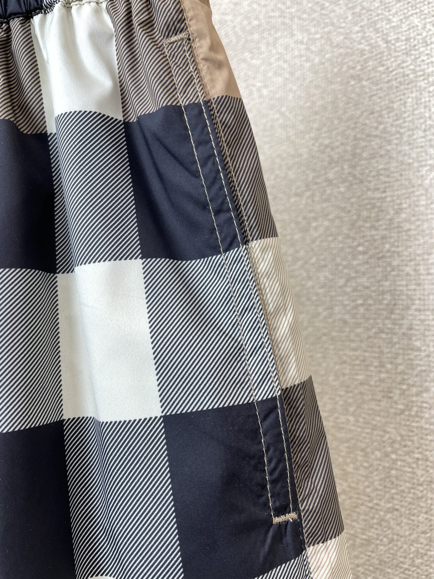 。Burberry巴宝莉🩳独家专供新款休闲格纹短裤 高端版本！专柜定制面料 透气舒适度高，细节无可挑剔，