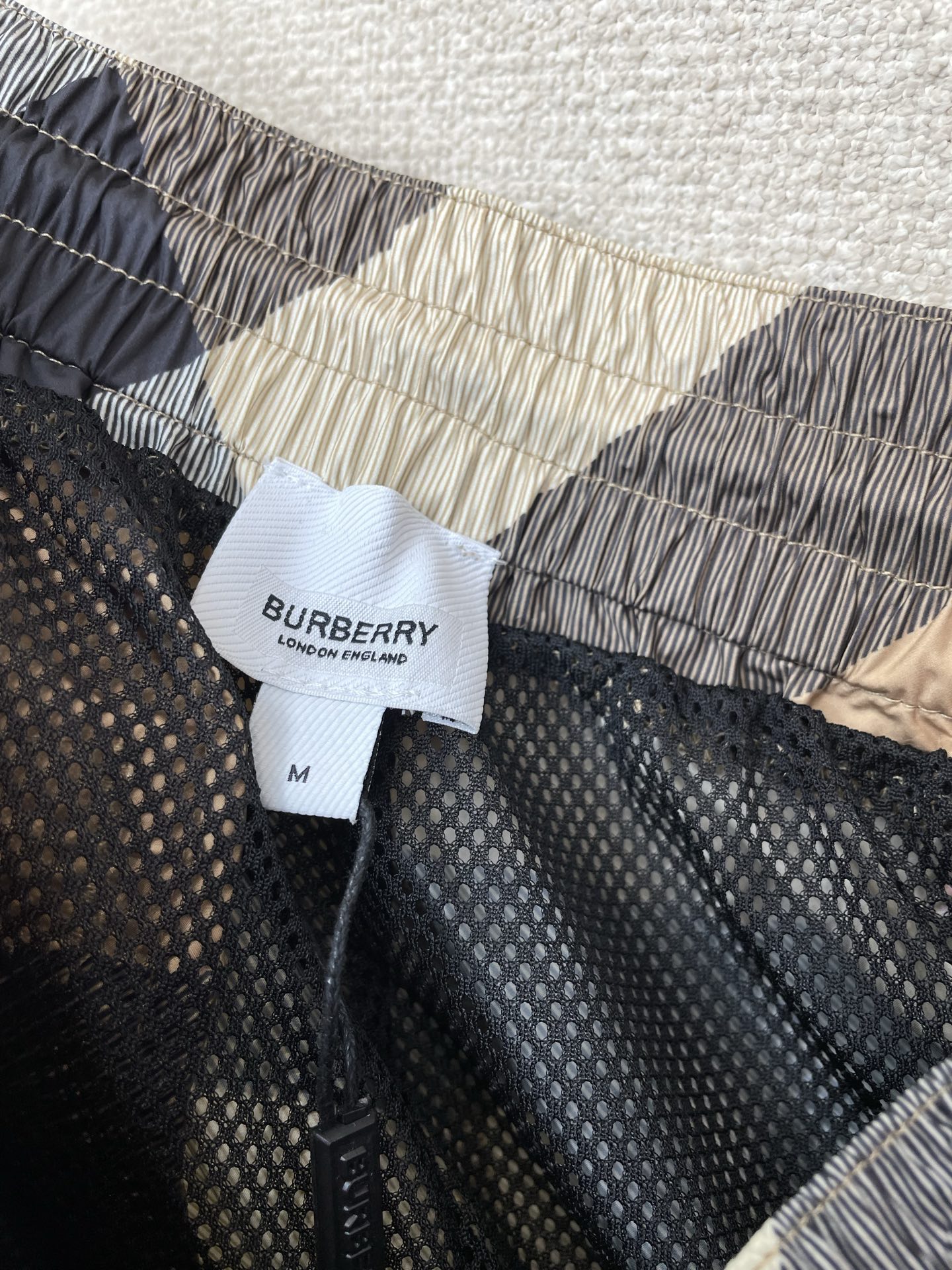 。Burberry巴宝莉🩳独家专供新款休闲格纹短裤 高端版本！专柜定制面料 透气舒适度高，细节无可挑剔，