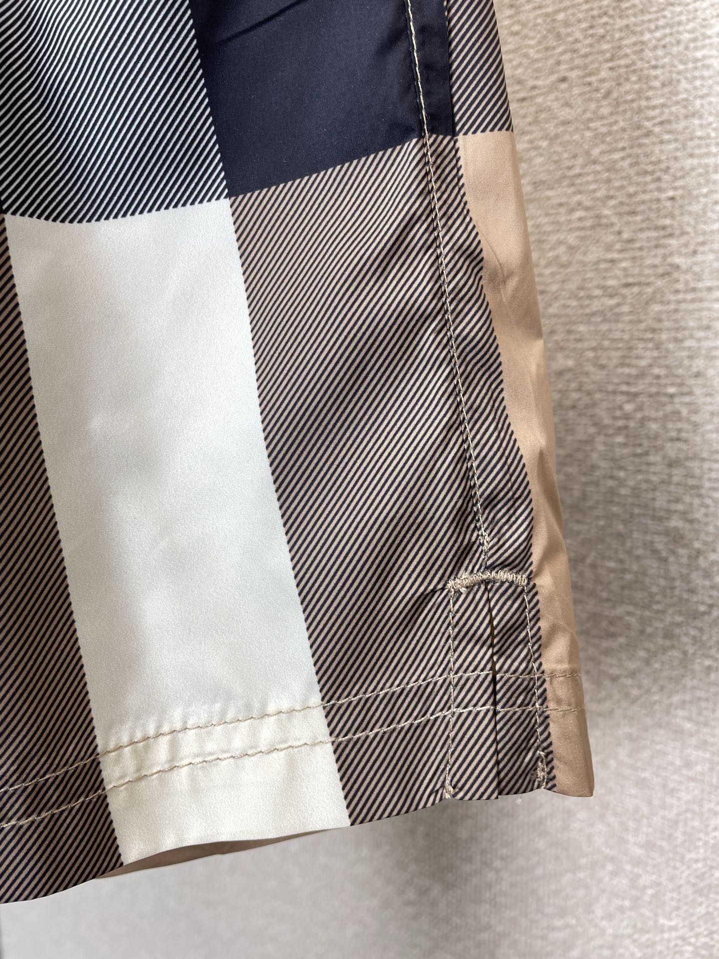 。Burberry巴宝莉🩳独家专供新款休闲格纹短裤 高端版本！专柜定制面料 透气舒适度高，细节无可挑剔，