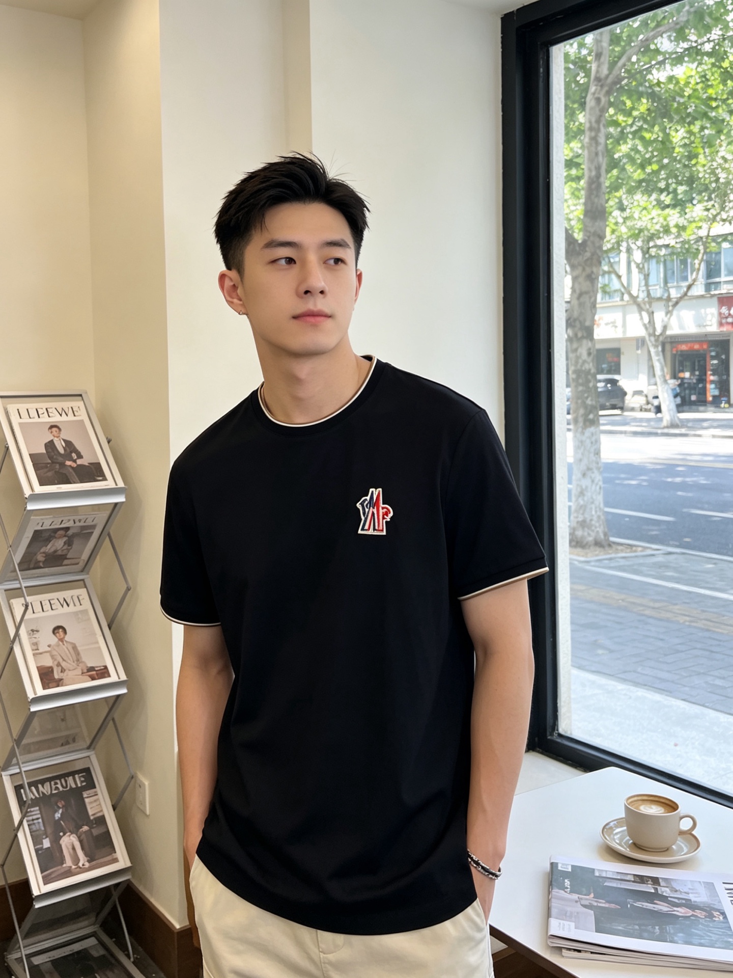 NO:837994,.Moncler Moncler Men's Men's Casual Short Sleeves are exclusively available for new models. High-end customization. High-end version. Fashionable and versatile imported fabrics. Super soft and delicate feel. Skin-friendly and comfortable to wear. High-end boutique. The upper body is finely made by the factory. It is a must-have item for men. Complete with three standards. Size M-3XL, Moncler, T-shirt,19860909.Moncler蒙口独家专供新款原单男士休闲短袖 高端定制 高端版本 时尚百搭爆款进口面料 手感超柔软细腻 穿着亲肤舒适 高端精品 代工厂精细做上身非常赞 男士必备单品 三标齐全 码数M-3XL,,Moncler,T-shirt,,Men's clothing