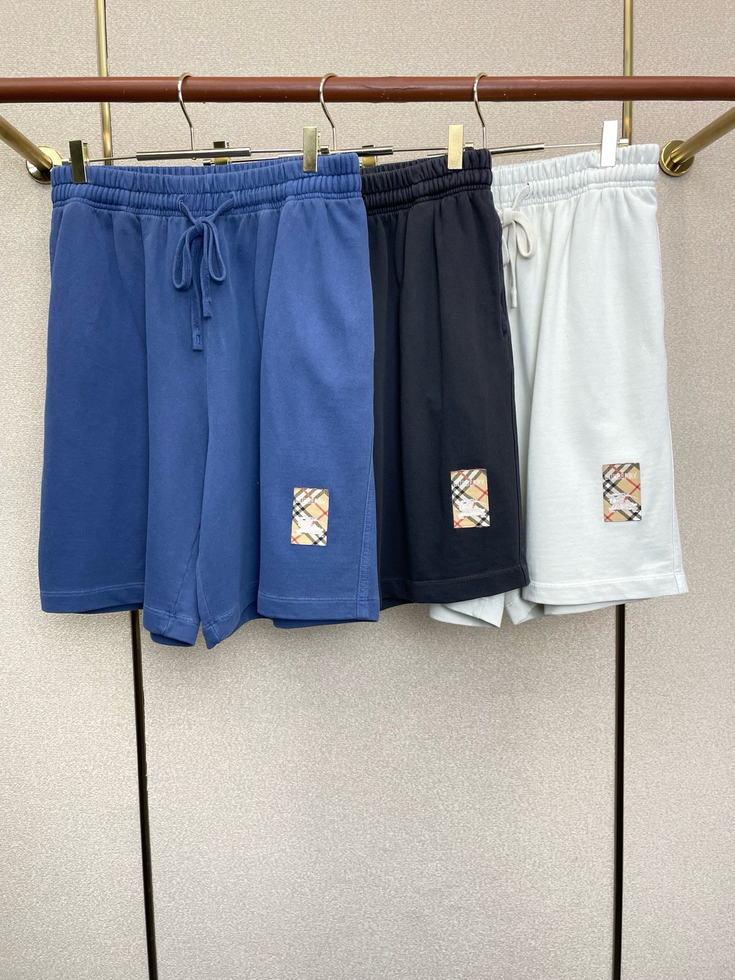 。Burberry巴宝莉💥独家专供新款休闲短裤🩳 高端版本！专柜定制面料 透气舒适度高，细节无可挑剔，品
