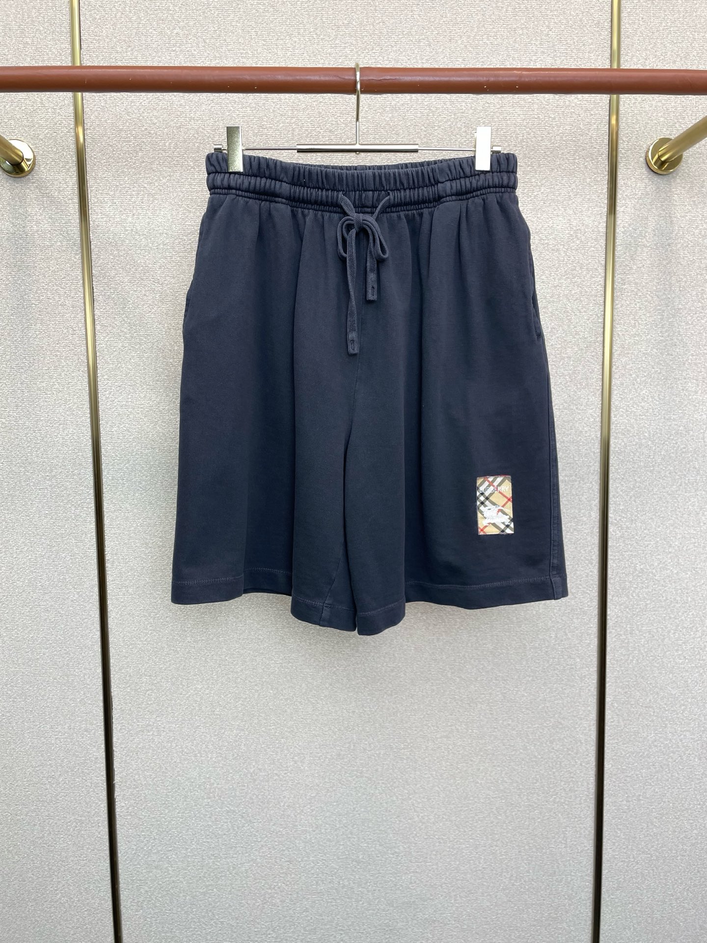 。Burberry巴宝莉💥独家专供新款休闲短裤🩳 高端版本！专柜定制面料 透气舒适度高，细节无可挑剔，品