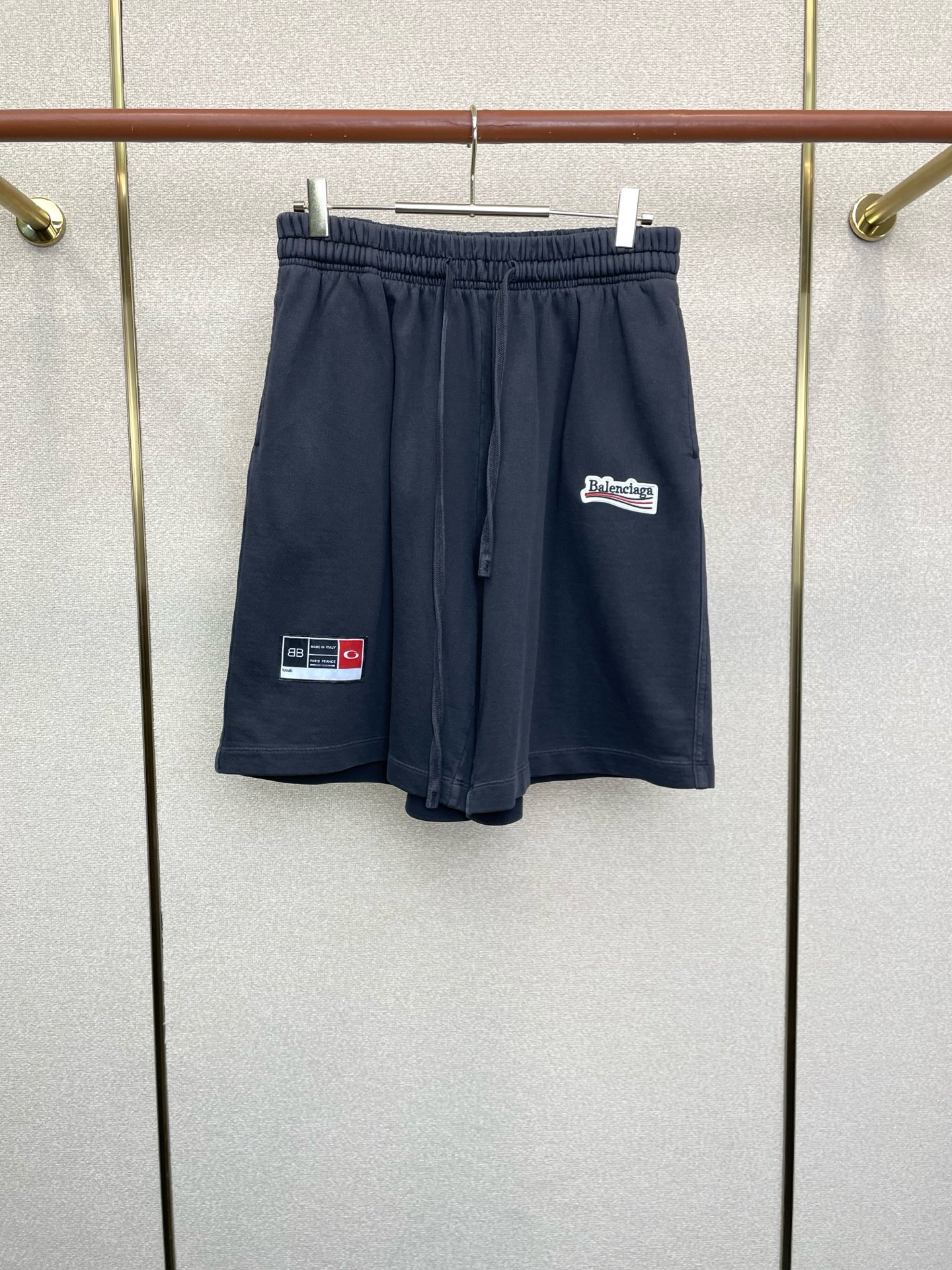 。Balenciaga巴黎世家💥独家专供新款休闲短裤🩳 高端版本！专柜定制面料 透气舒适度高，细节无可挑