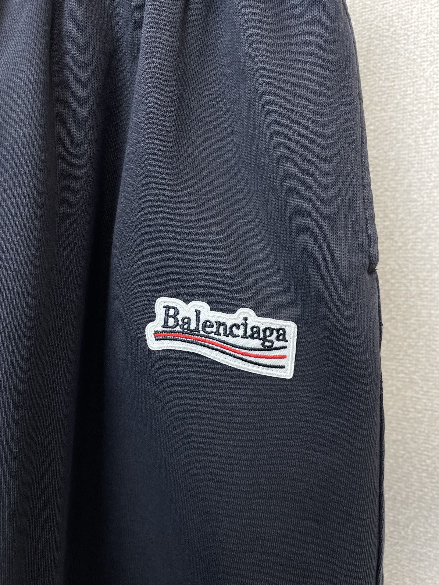 。Balenciaga巴黎世家💥独家专供新款休闲短裤🩳 高端版本！专柜定制面料 透气舒适度高，细节无可挑