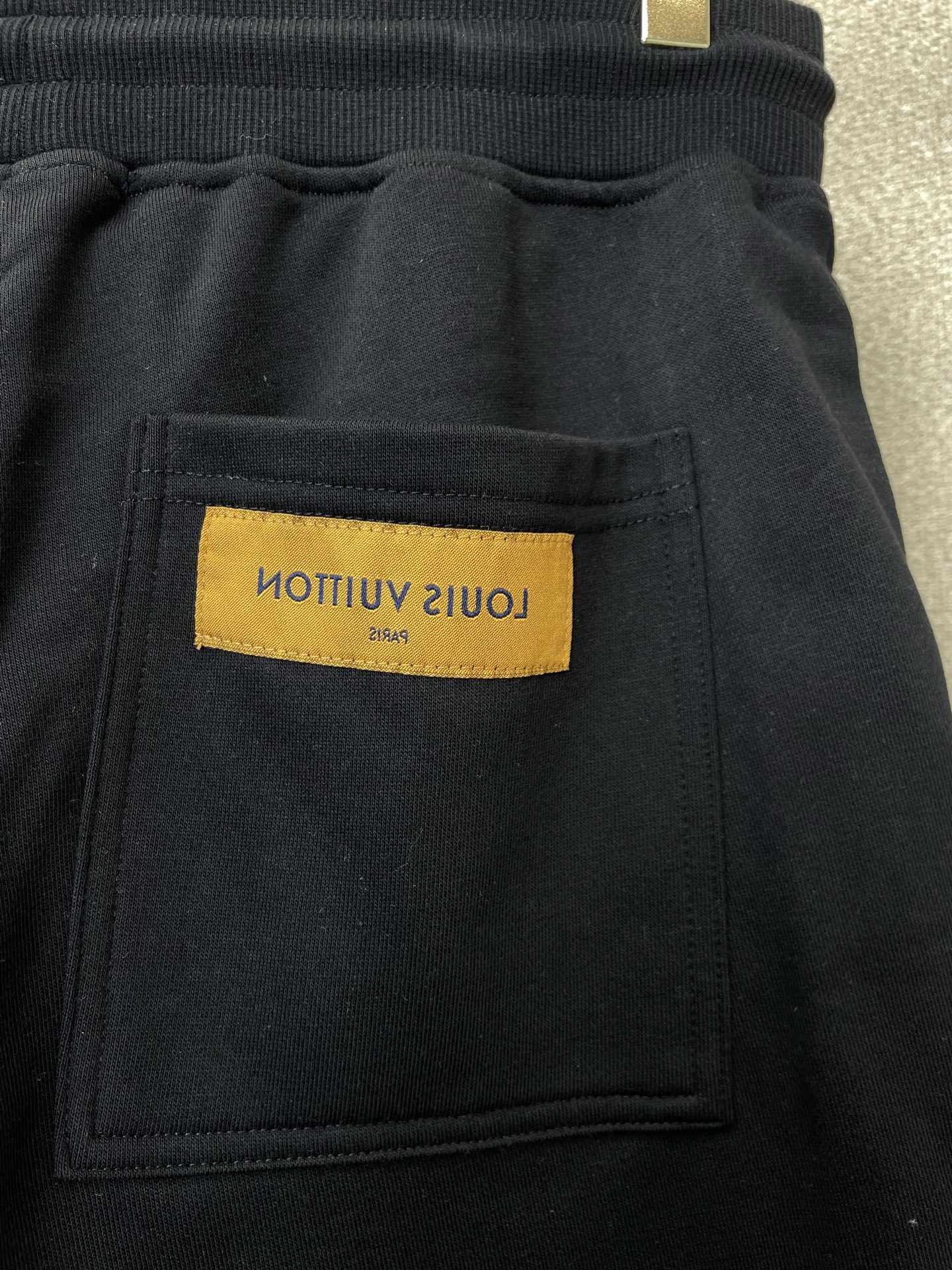 。Louis Vuitton路易威登💥独家专供新款休闲短裤🩳 高端版本！专柜定制面料 透气舒适度高，细节