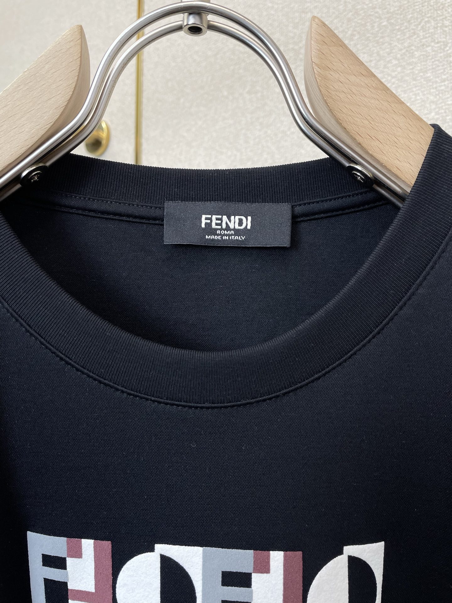 。FENDI芬迪💥砸锅卖铁都要上的新款新款原单男士休闲短袖 高端定制 高端版本 时尚百搭爆款⚠️⚠️✨✨