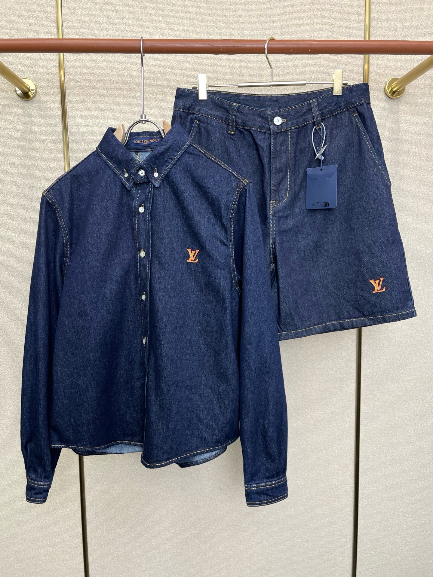 NO:847516,Jackets, shorts P.Louis Vuitton Louis Vuitton's new and popular men's casual denim suit, high-end customization, high-end version, fashionable and versatile imported fabrics, super soft and delicate to the touch, skin-friendly and comfortable to wear, high-end boutique, OEM finely made upper body is very good, men's must-have items, complete with three standards, clothes S-XL, shorts 30-36, popular new style,, louis vuitton, louis  vuitton,shorts,jackets & coats,19860909外套、短裤P.Louis Vuitton路易威登砸锅卖铁都要上的新款新款原单男士休闲牛仔套装 高端定制 高端版本 时尚百搭爆款进口面料 手感超柔软细腻 穿着亲肤舒适 高端精品 代工厂精细做上身非常赞 男士必备单品 三标齐全 衣服S-XL 短裤30-36砸锅卖铁上新款,,louis vuitton,louis vuitton,shorts,jackets & coats,,Men's clothing