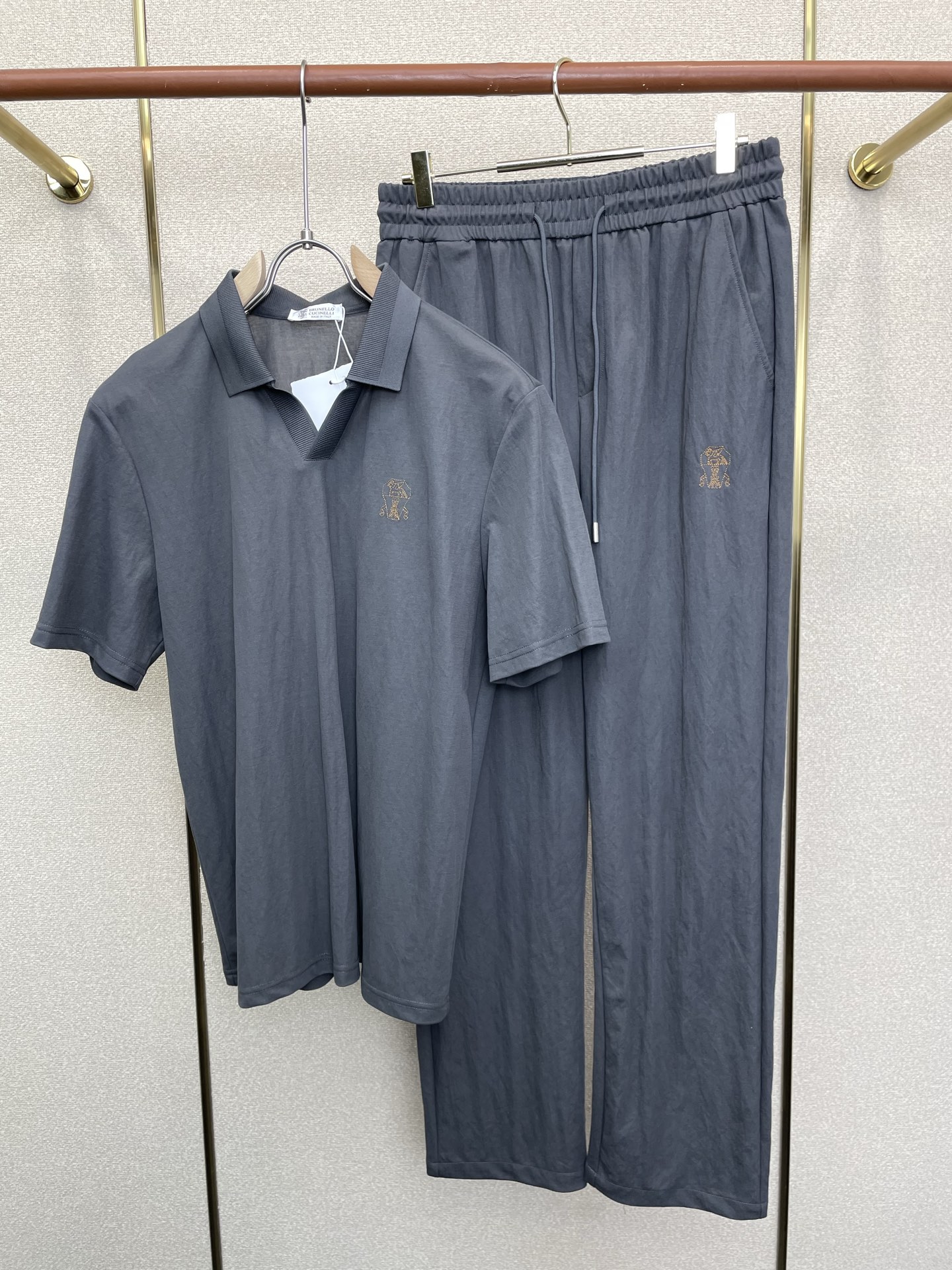 NO:916645,/Set.BC-Brunello Cucineli Brunello Cucineli’s new casual suit, high-end version!  Custom-made fabrics at the counter are highly breathable and comfortable, with impeccable details and brand element design concepts, reflecting high quality. It feels delicate and soft!  It presents a casual cut and the upper body shape is awesome!  Size: M-4XL,, brunello cucinelli,19860909/套.BC-Brunello Cucineli 布鲁内洛·库奇内利砸锅卖铁都要上的新款新款休闲套装 高端版本！专柜定制面料 透气舒适度高,细节无可挑剔,品牌元素设计理念,体现高品质.手感细腻柔软！呈现休闲裁剪,上身版型超赞！码数: M-4XL,,brunello cucinelli,,Men's clothing
