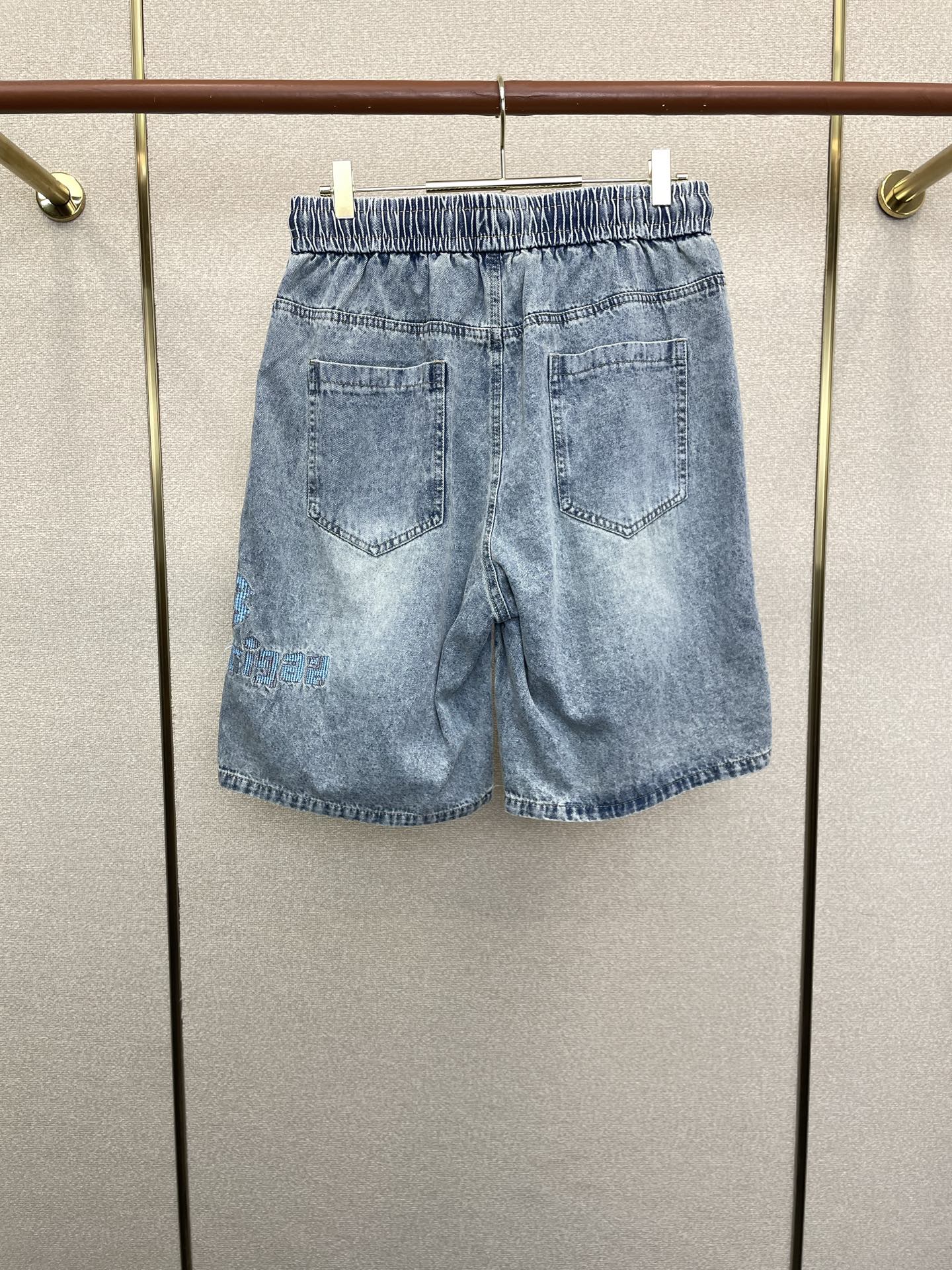 。Balenciaga巴黎世家💥砸锅卖铁都要上的新款新款休闲牛仔短裤🩳 高端版本！专柜定制面料 透气舒适