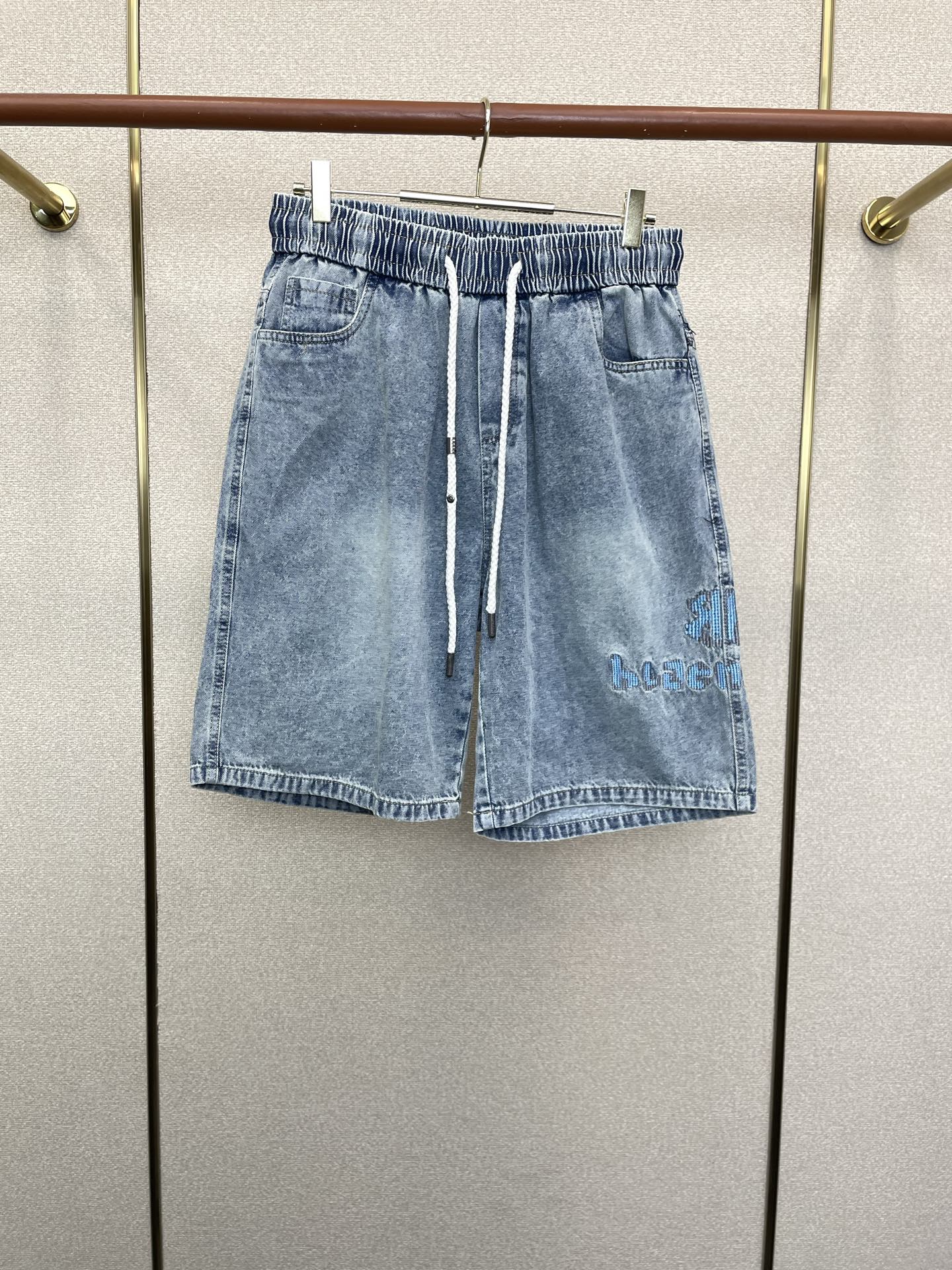 。Balenciaga巴黎世家💥砸锅卖铁都要上的新款新款休闲牛仔短裤🩳 高端版本！专柜定制面料 透气舒适